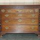 Commode George III vers 1770 en noyer par Thomas Chippendale