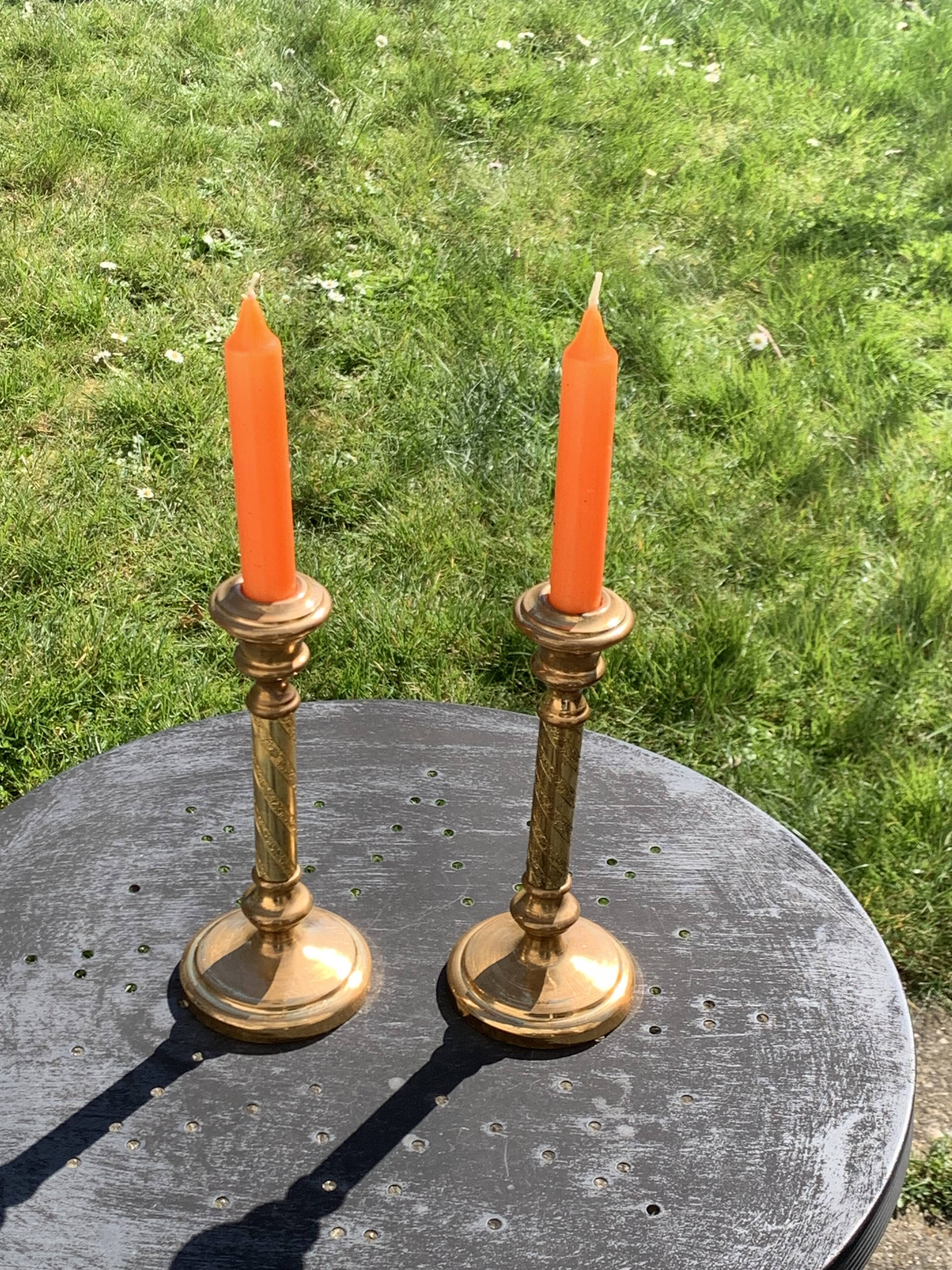 Set of two candlesticks in brass dore, pattern of ivy leaves chiseles on the columns, vintage