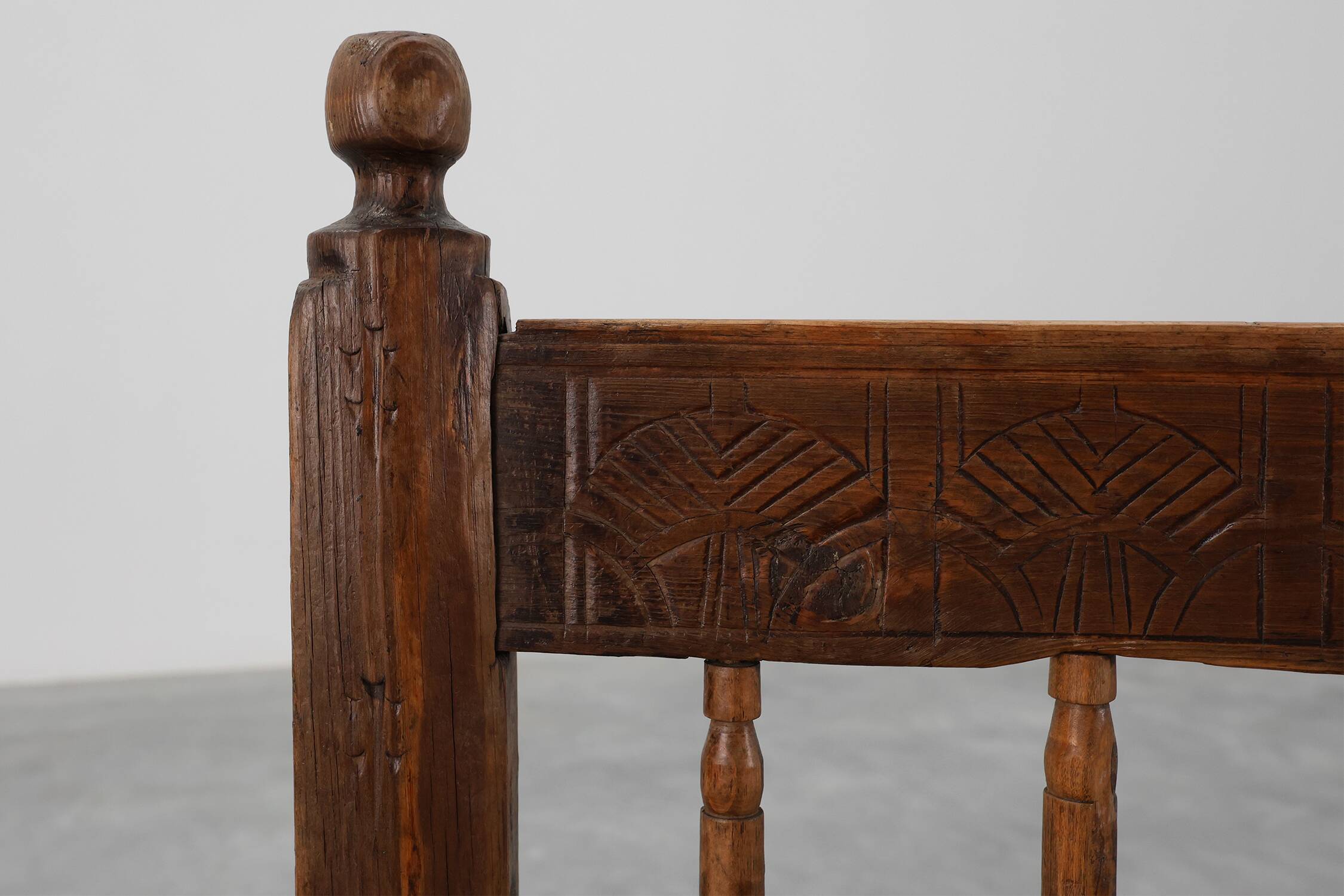 Chaise d'appoint espagnole en chêne sculpté et assise en velours, XIXe siècle