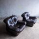 Ensemble de 2 fauteuils de style mid-century en cuir marron foncé.