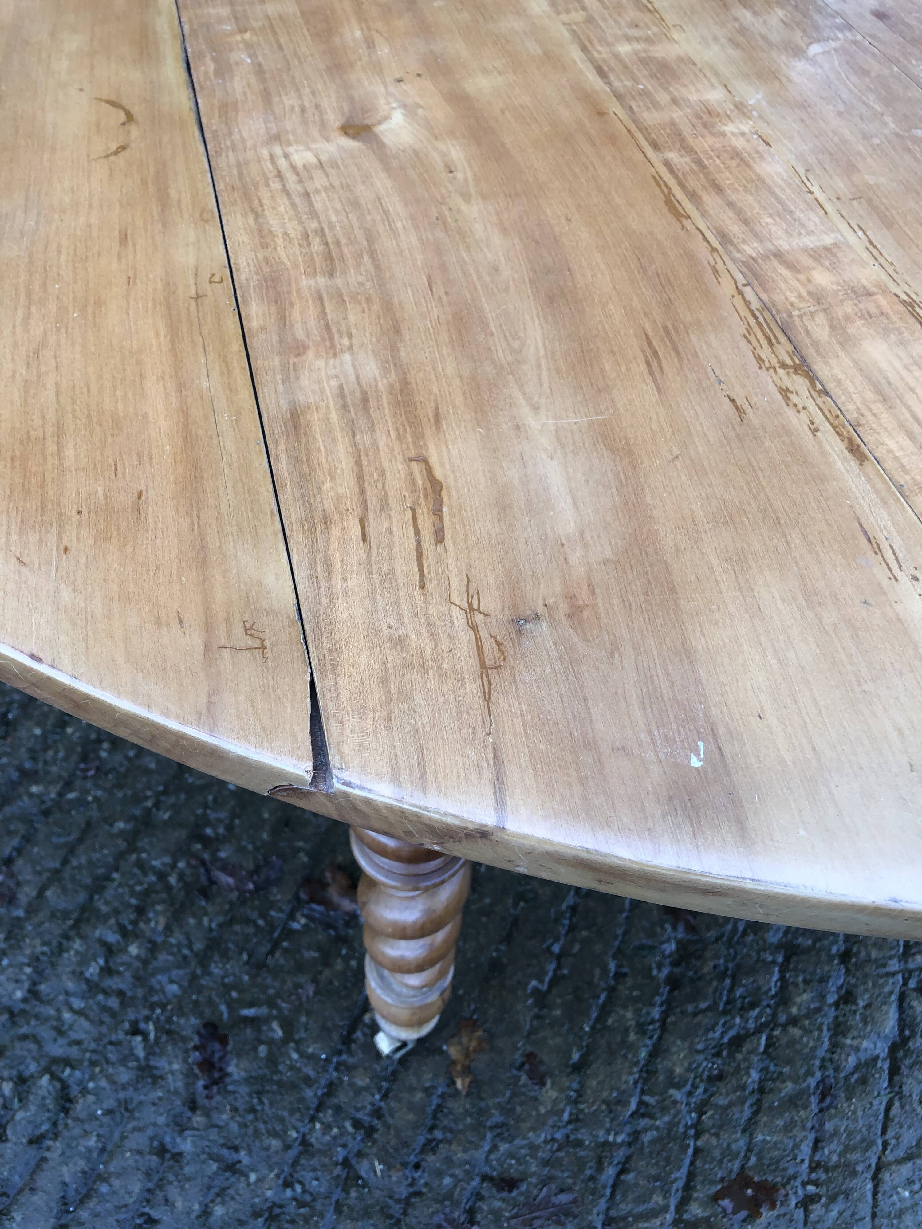 Round table in solid cherry wood, extendable with twisted legs, Louis Philippe style.