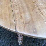 Round table in solid cherry wood, extendable with twisted legs, Louis Philippe style.