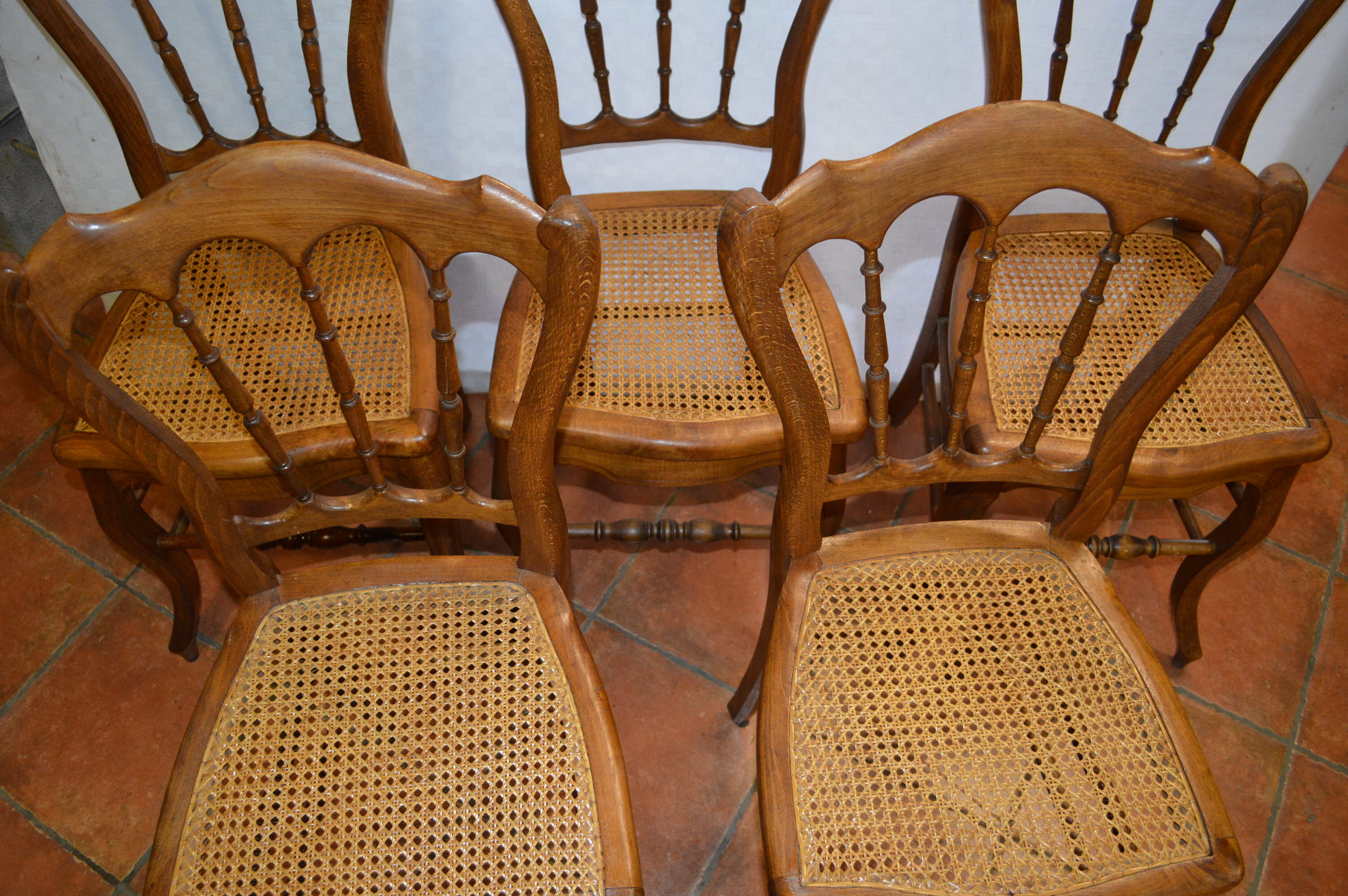 Ensemble de 5 chaises cannées en hêtre