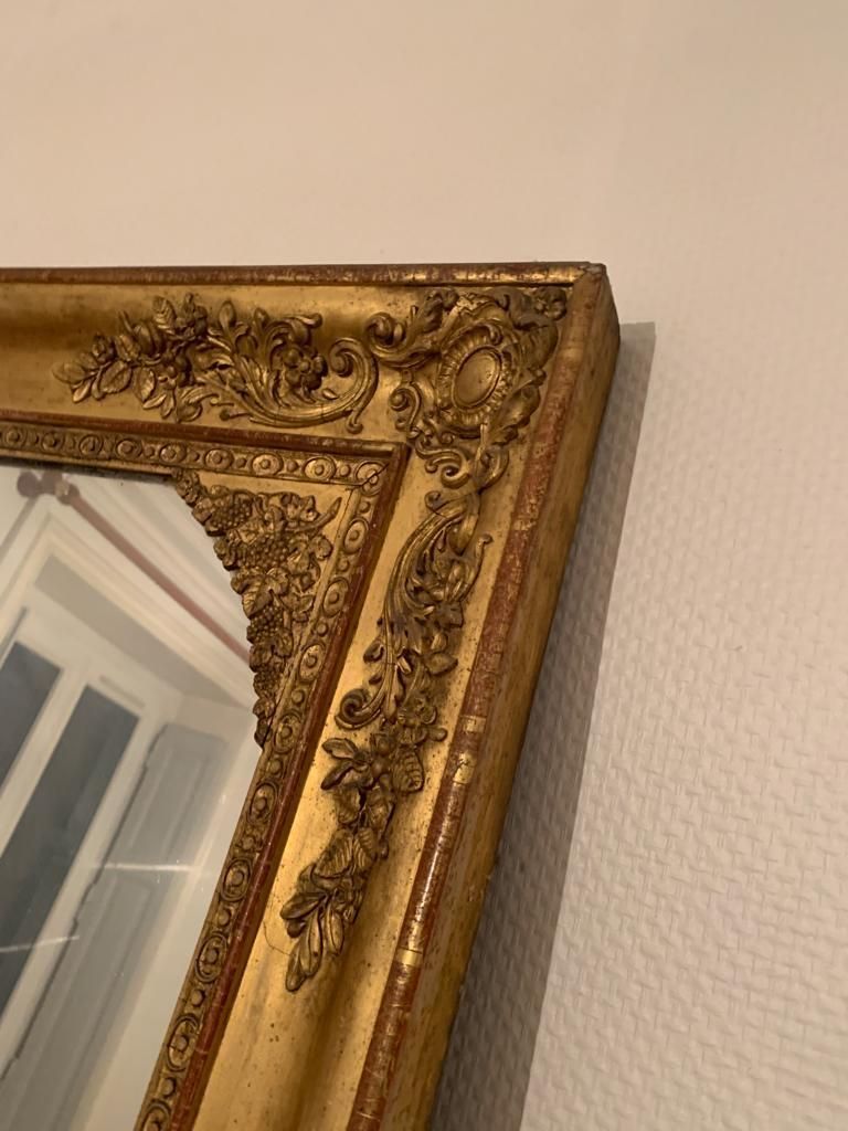 Nineteenth century mirror in wood and stucco gilded with rich gold leaf ornamentation, 101x127 cm