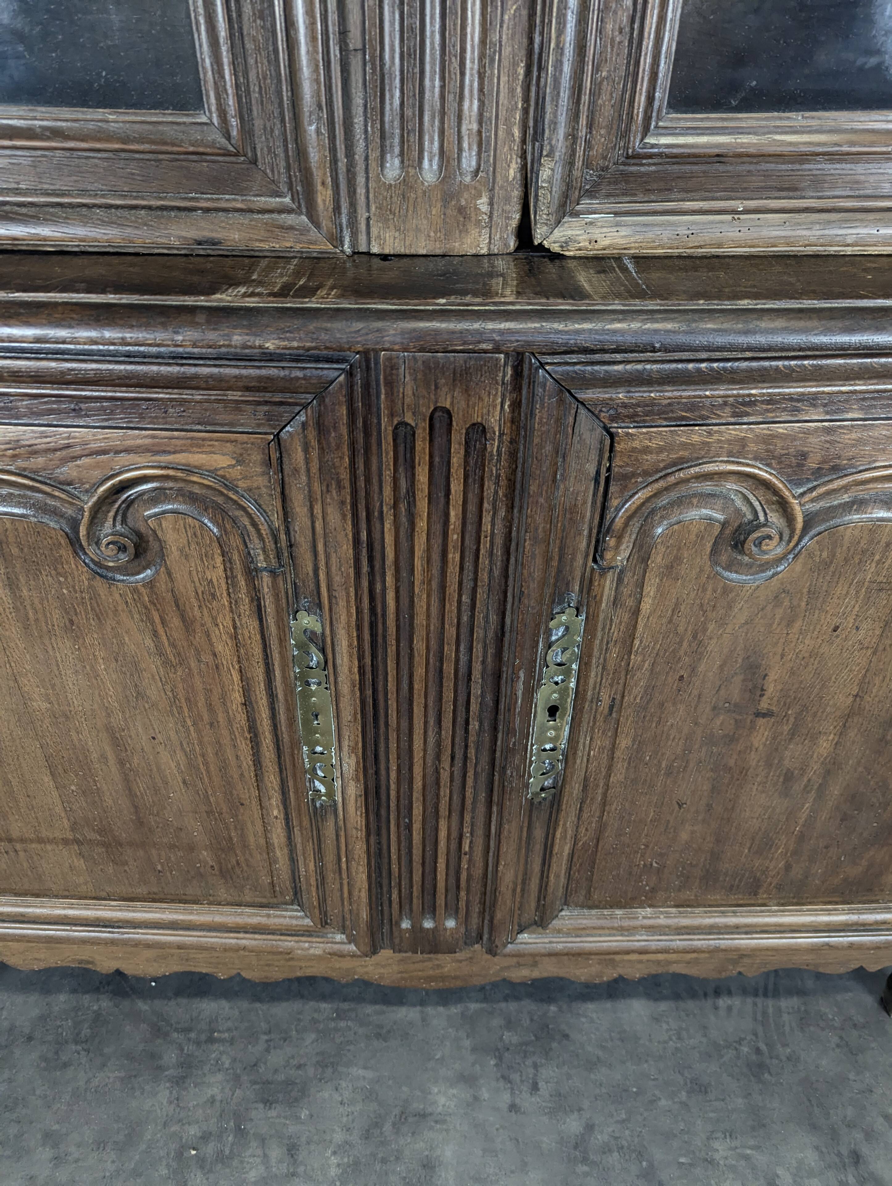 Bibliothèque deux corps Louis XV en chêne vitrée et grillagée