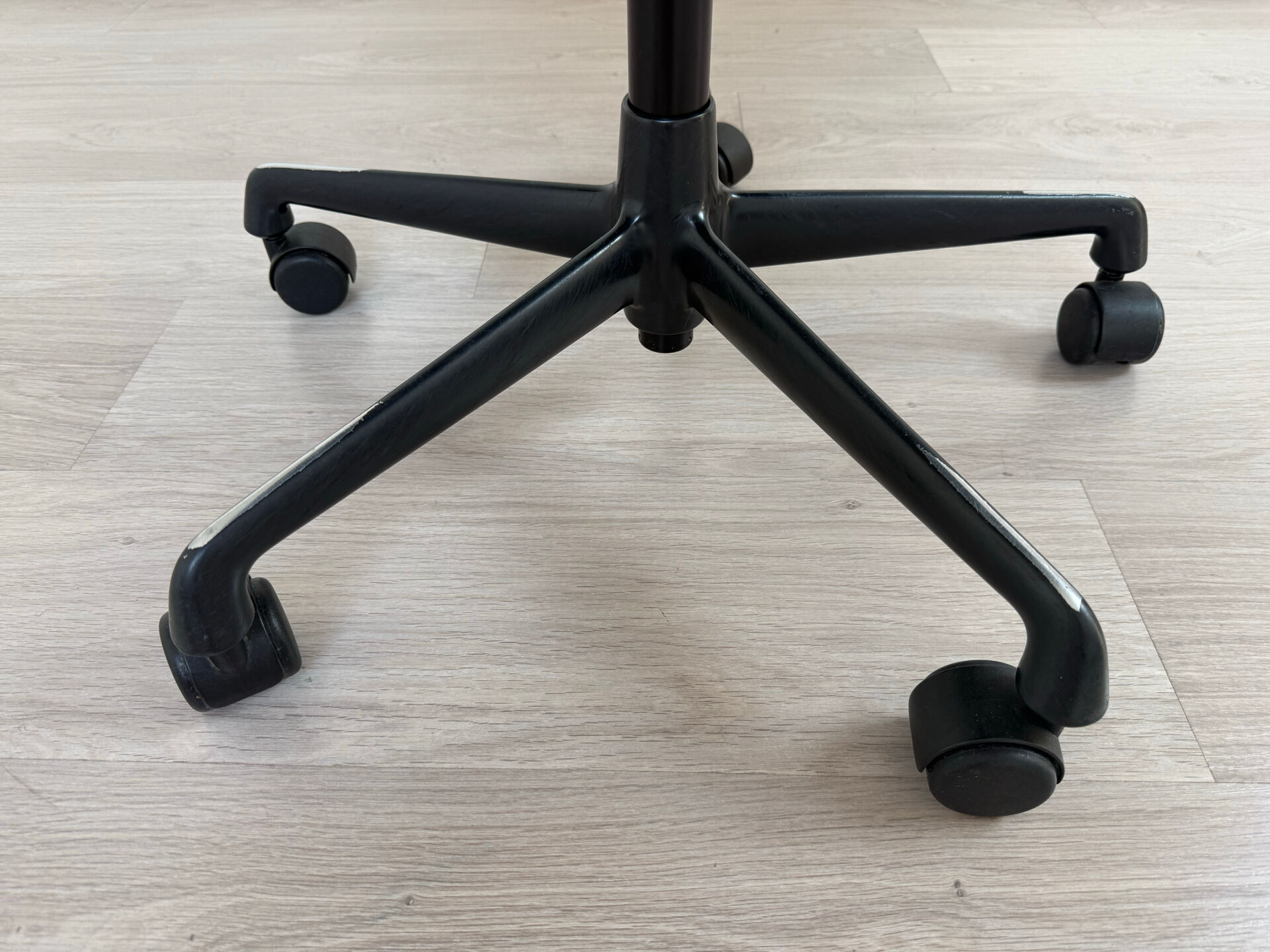 Fauteuil de bureau Eames Vitra EA 227 années 70