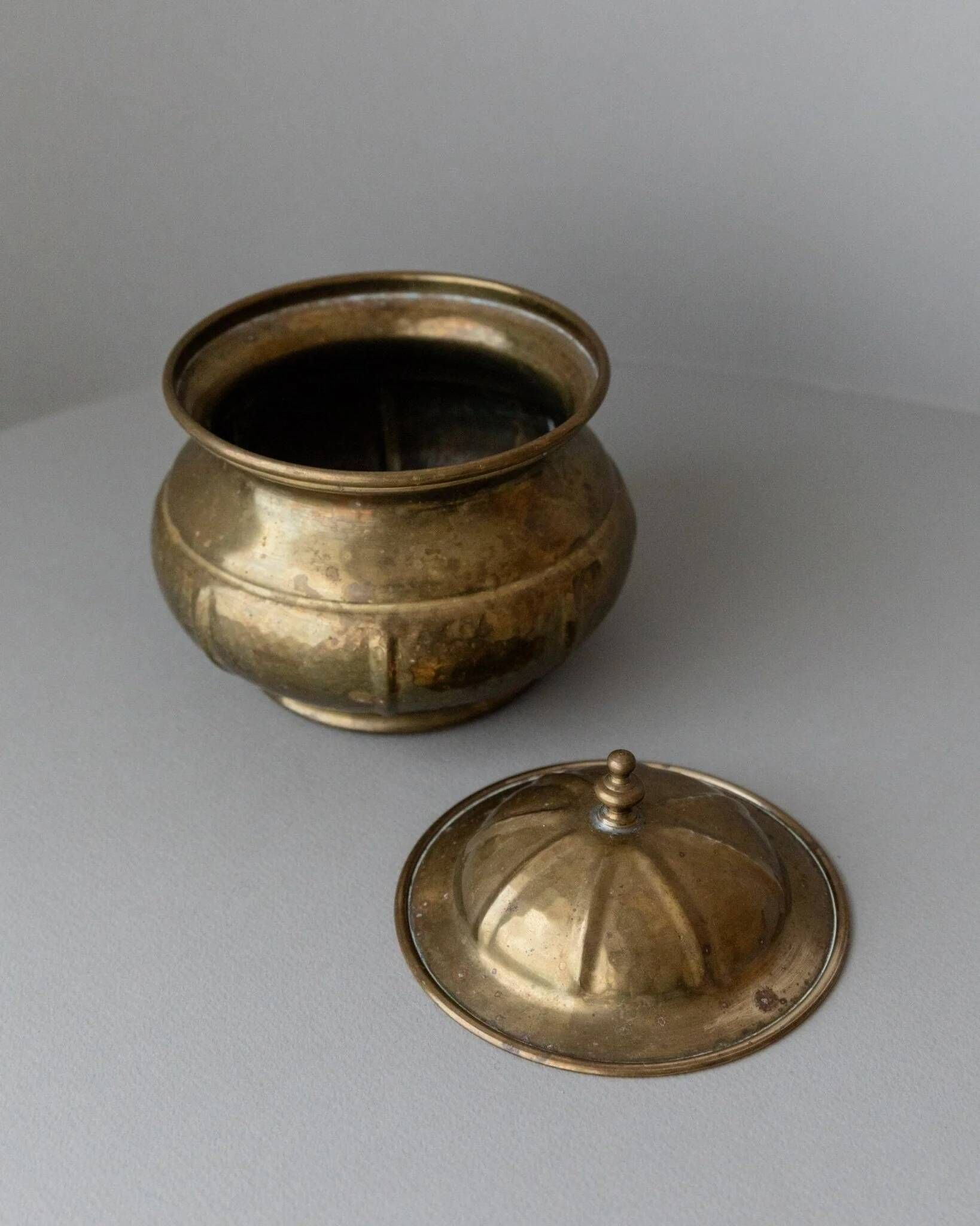 Vintage gold-toned brass box with lid, handmade in Italy (1950s) – elegant storage for biscuits or jewelry