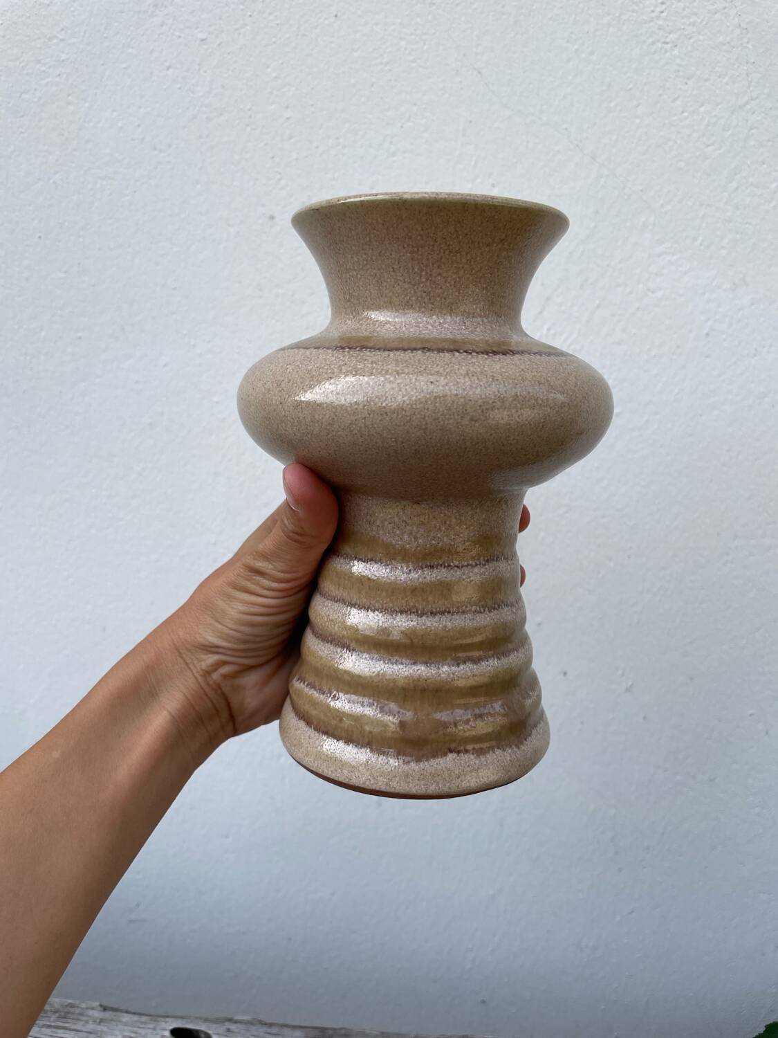 Vase en grès beige 1970
