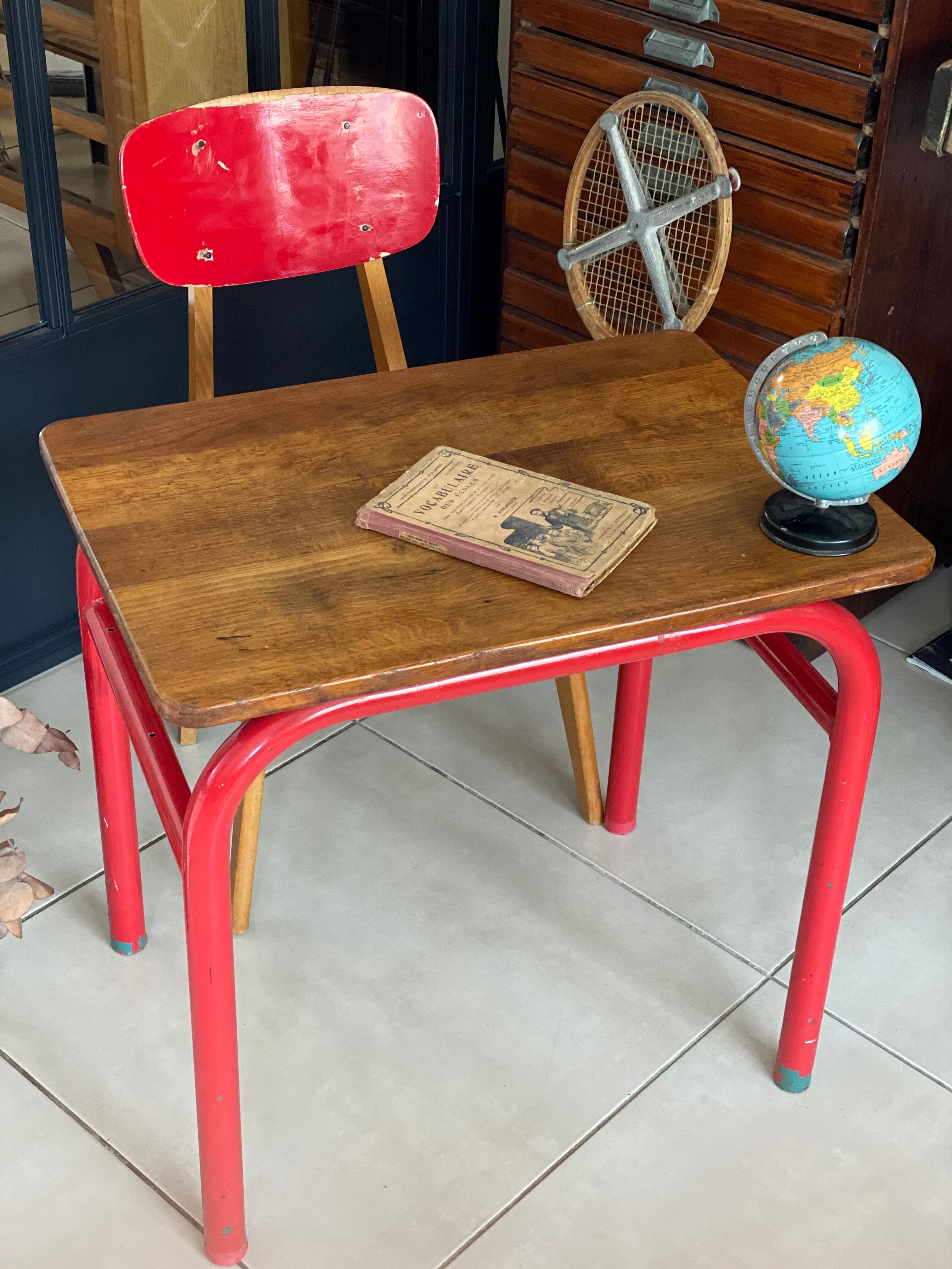Ensemble bureau et chaise d’écolier