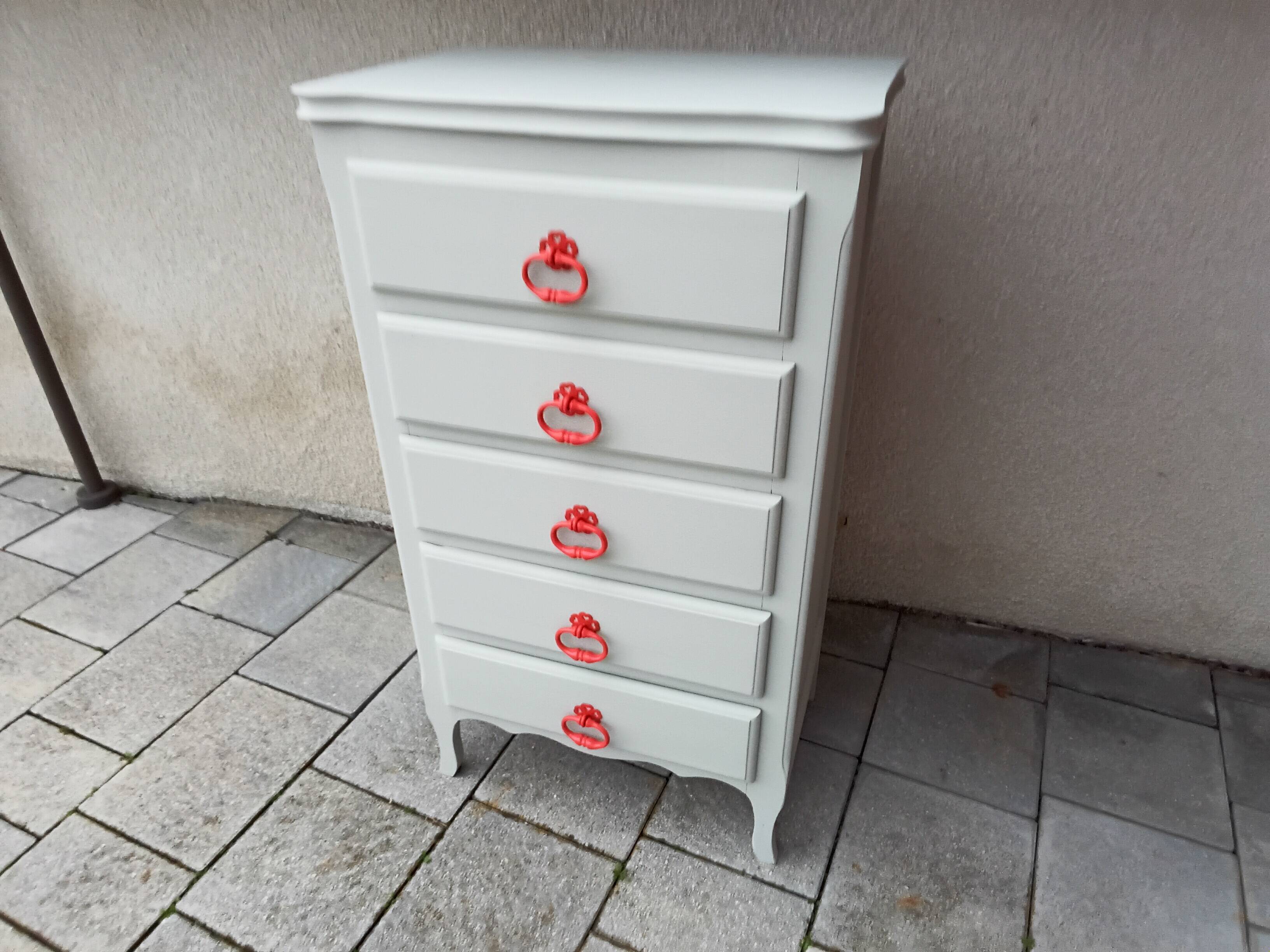 Antique chest of drawers