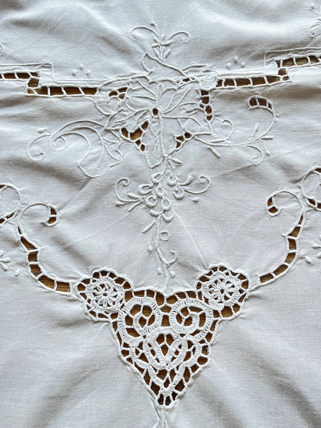 Round embroidered cotton tablecloth