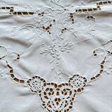 Nappe ronde en coton brodé