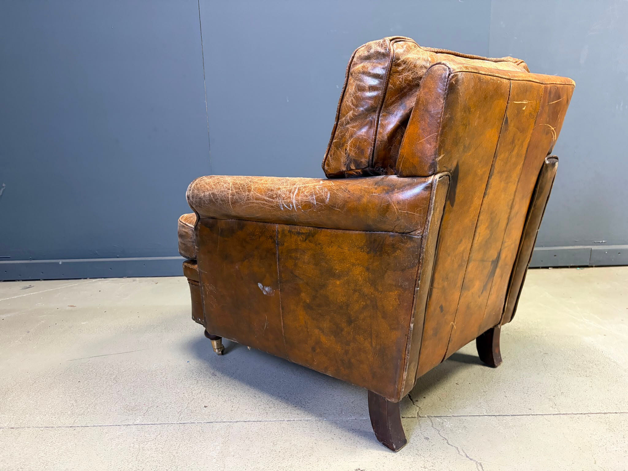 Fauteuil club en cuir des années 1950.