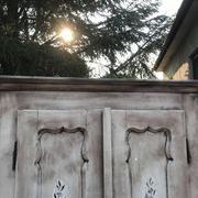 Armoire double gris en pin peint à la main — motif floral romantique, époque 1920