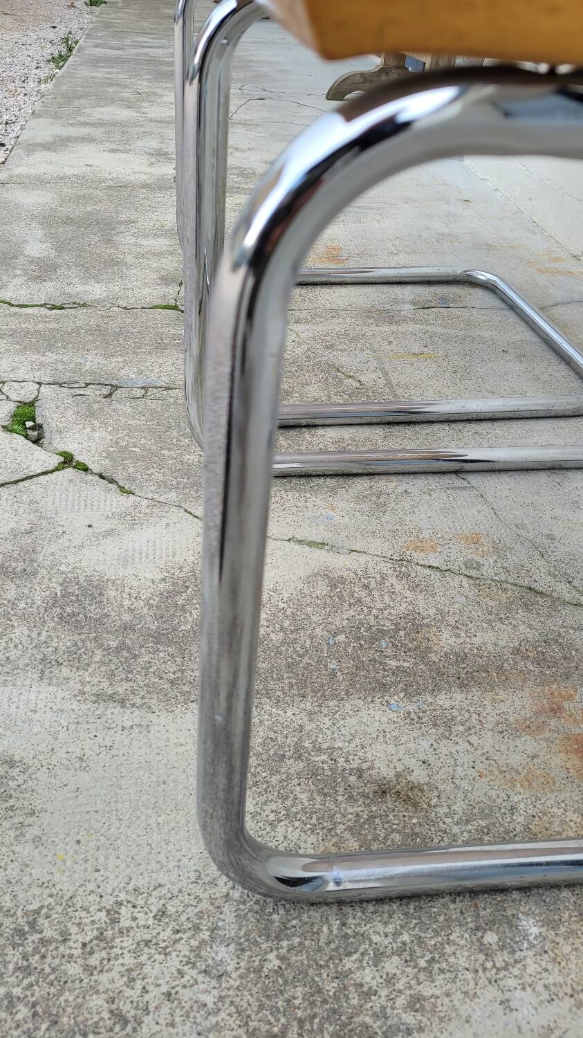 Paire de chaises Marcel Breuer modèle B32 signé Italy.