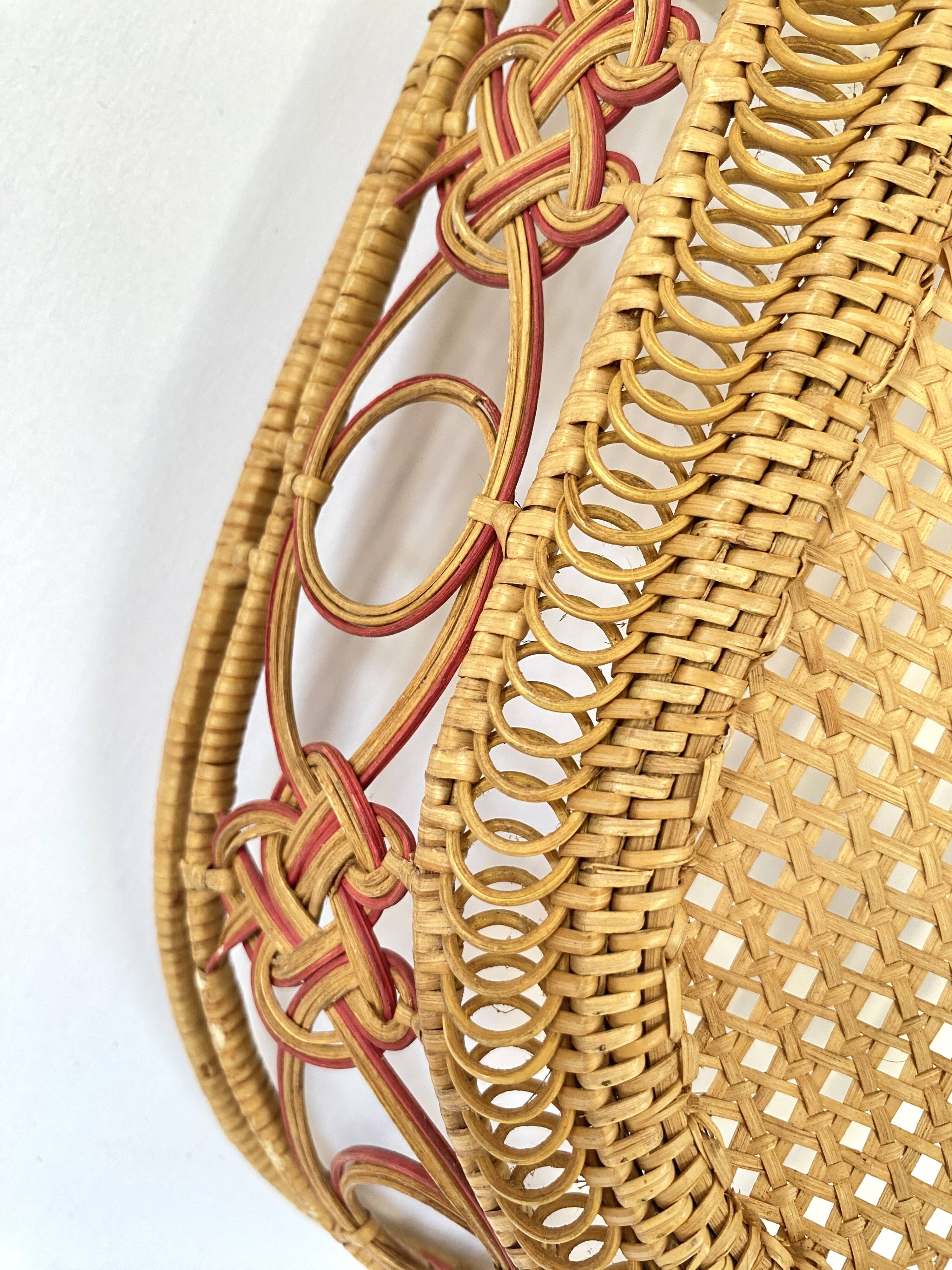 Basket of woven straws, 1900s