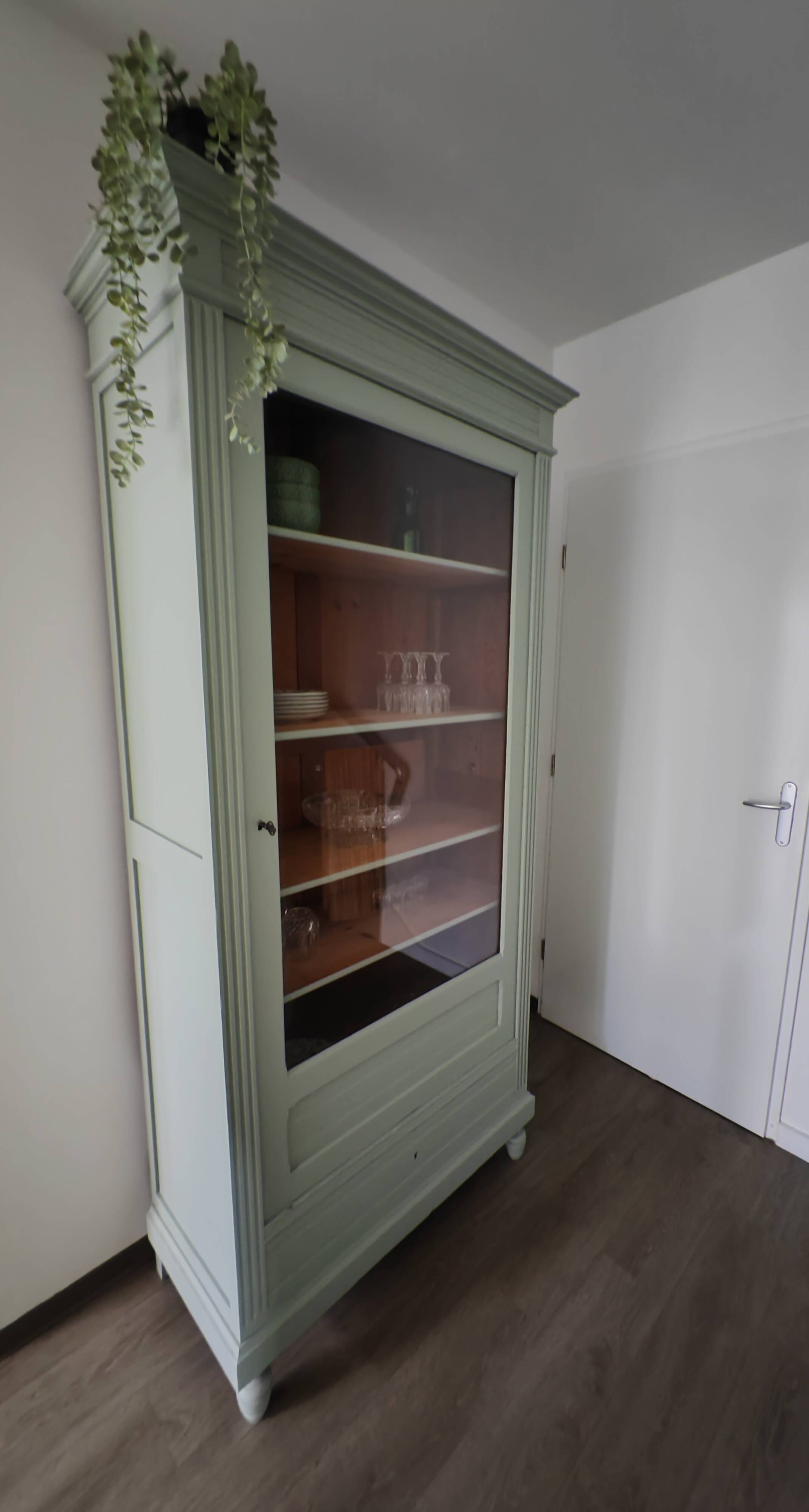 Armoire vitrée parisienne