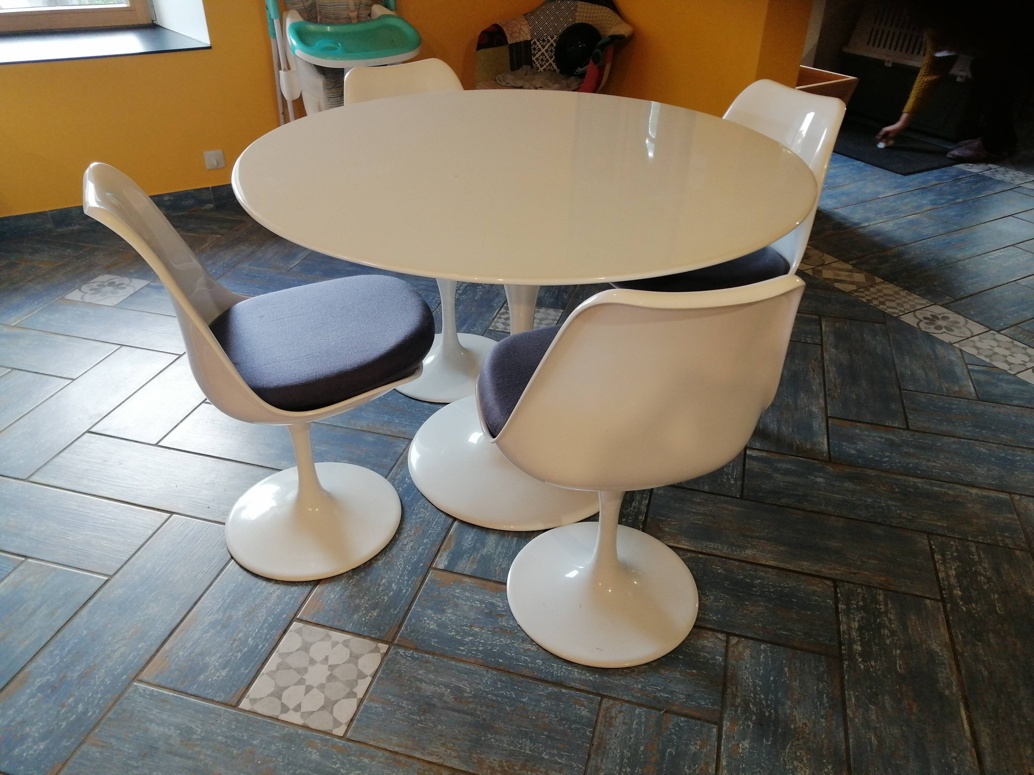 Tulip legs table and chairs