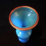 Vase en verre opalin couleur bleu ciel