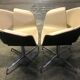 Paire de fauteuils en cuir beige