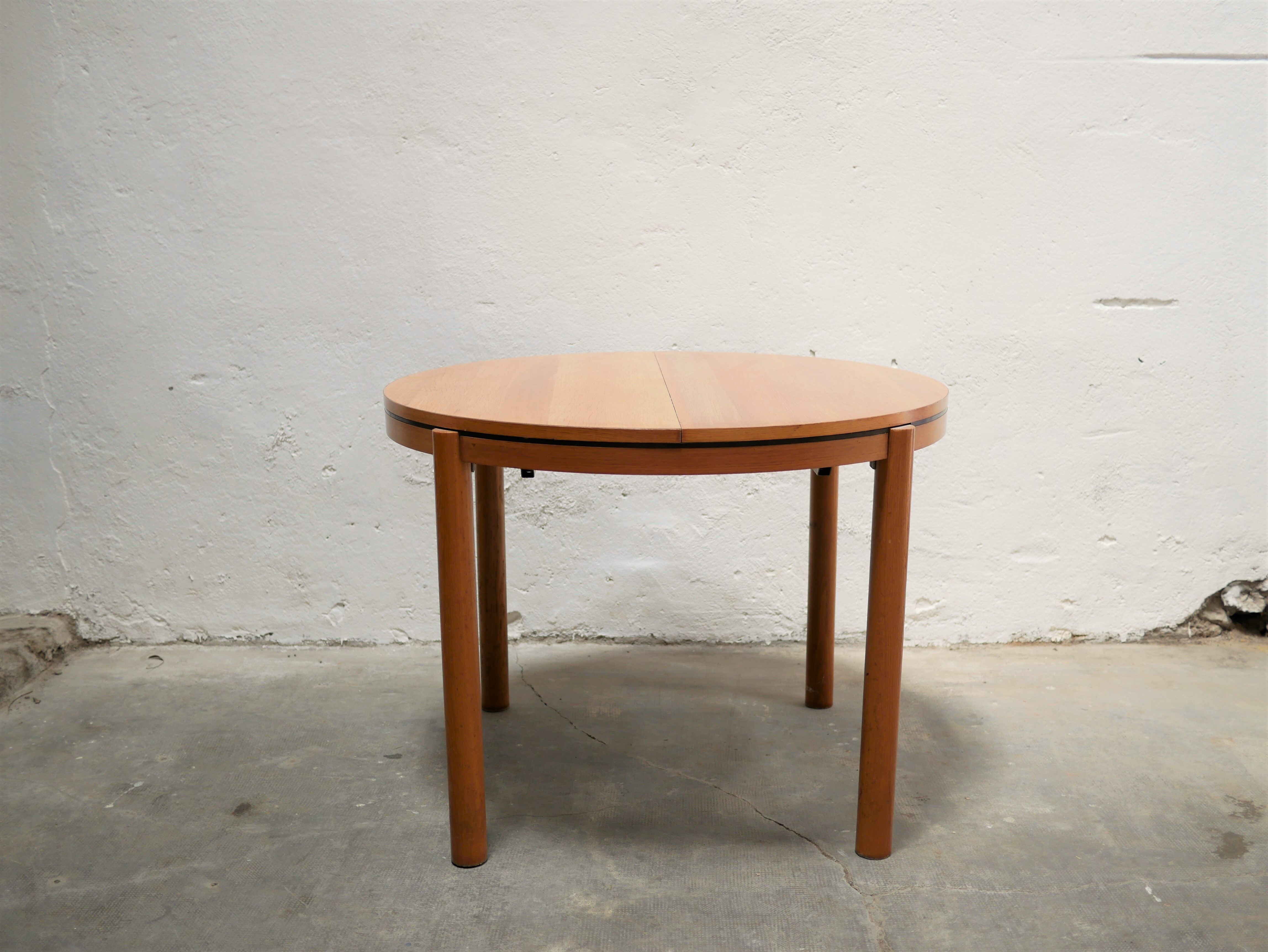 Vintage stretchy dining table