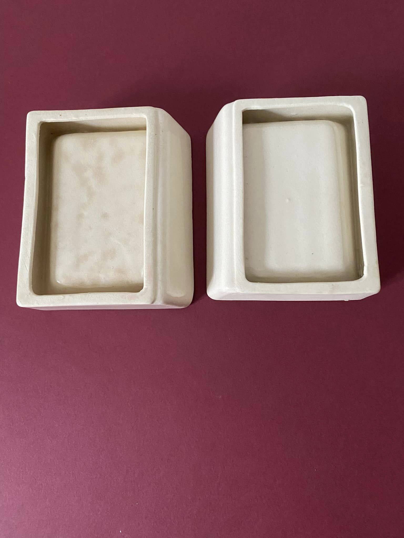Set of 2 porcelain soap dishes with Breton couple motifs