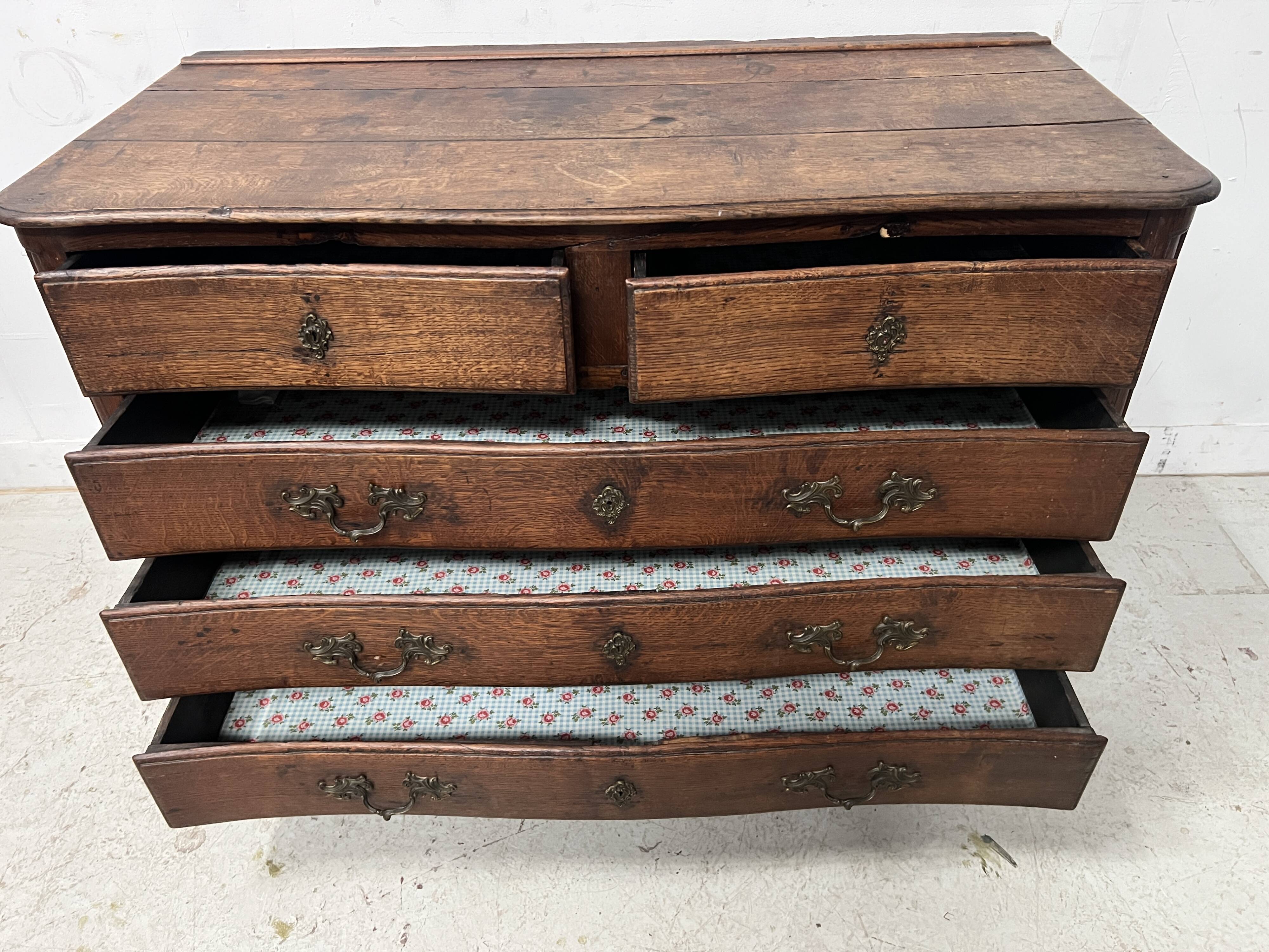 Louis XV chest of drawers in solid oak from the 18th century