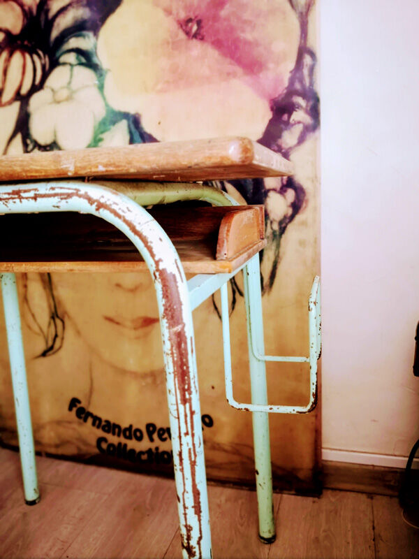 Desk with door-satchel