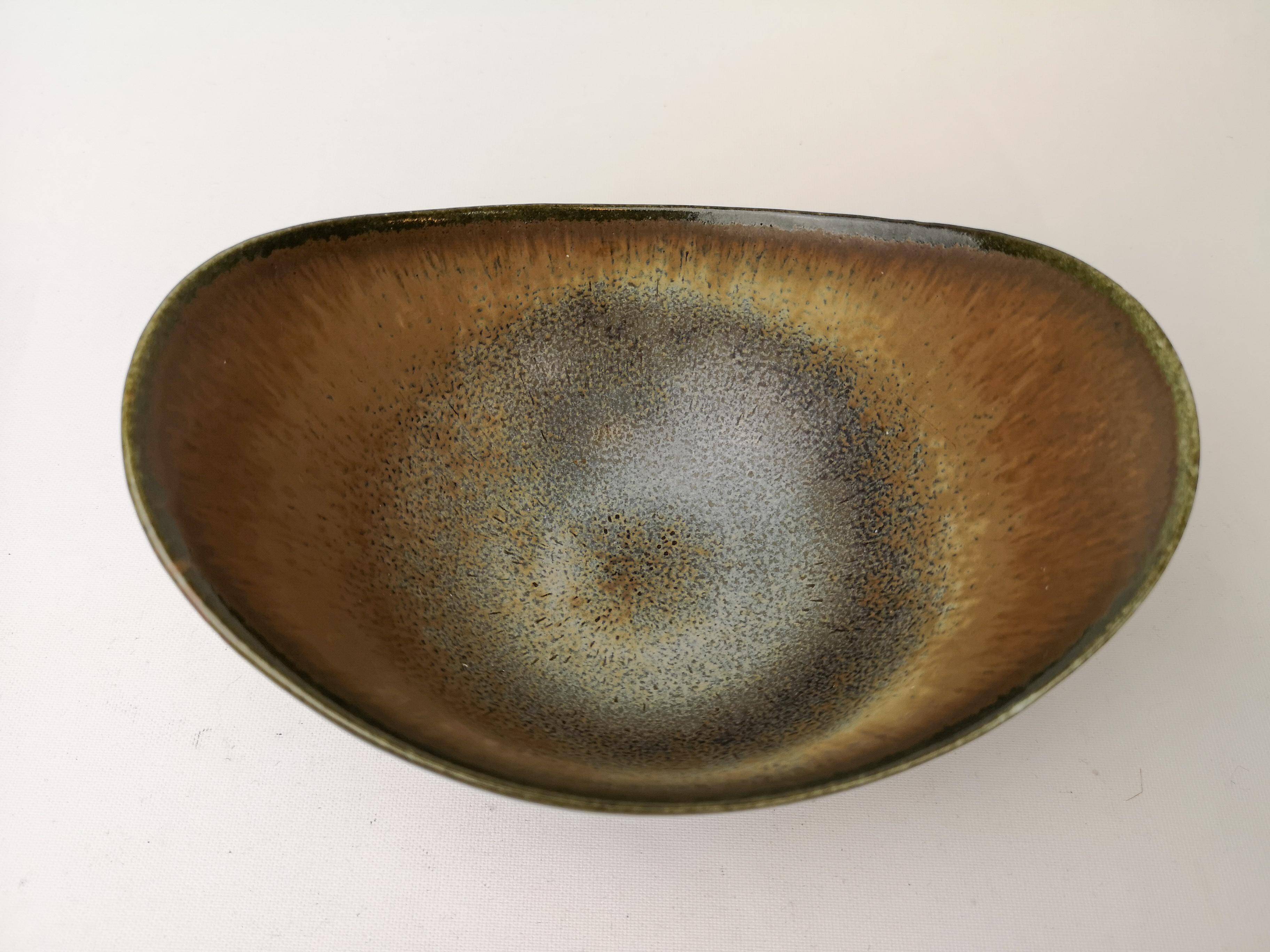 Mid-century pair of bowls by Rörstrand Sweden by Gunnar Nylund, 1950s.
