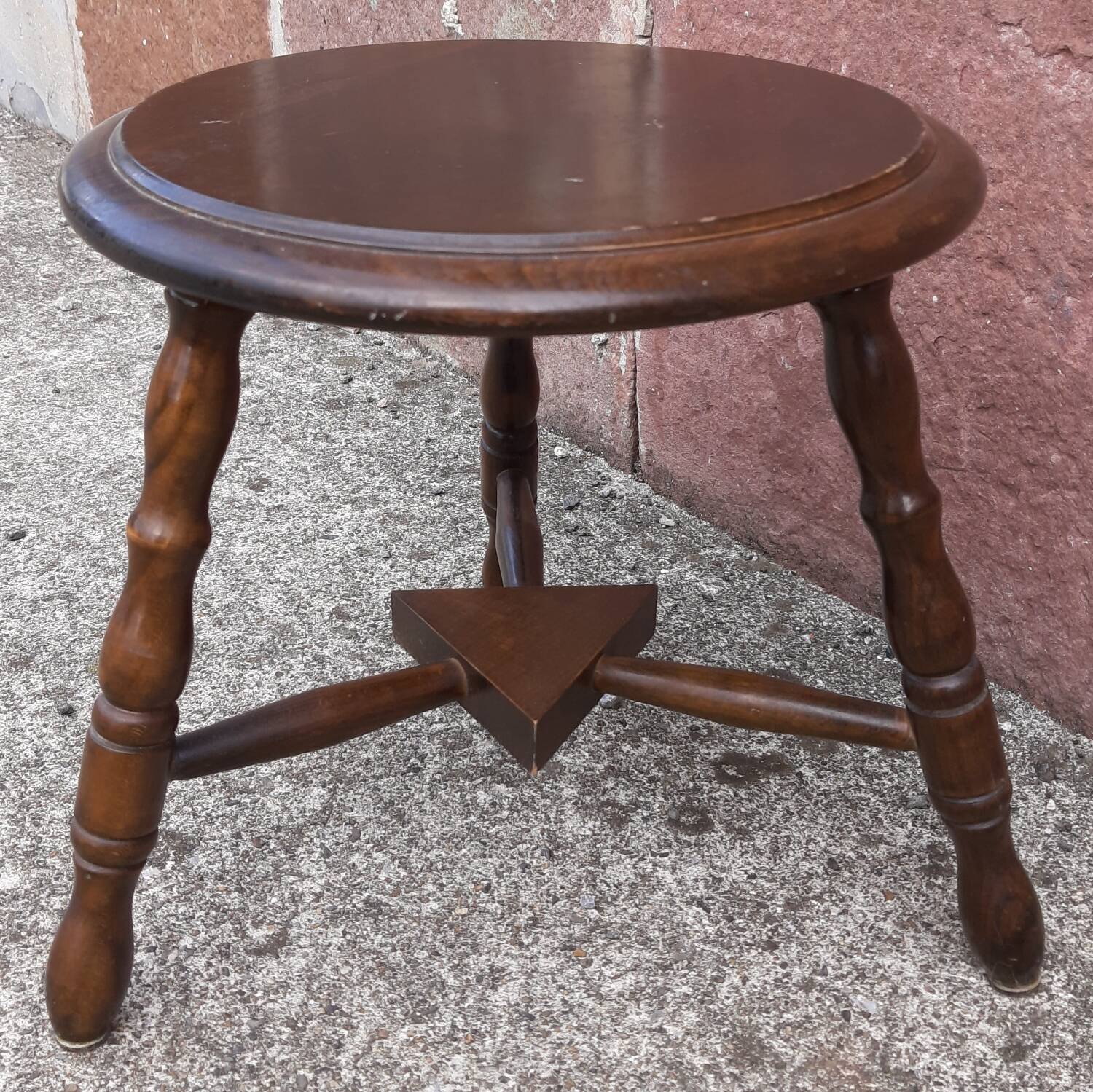 Tabouret bas tripode en bois.