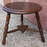 Tabouret bas tripode en bois.