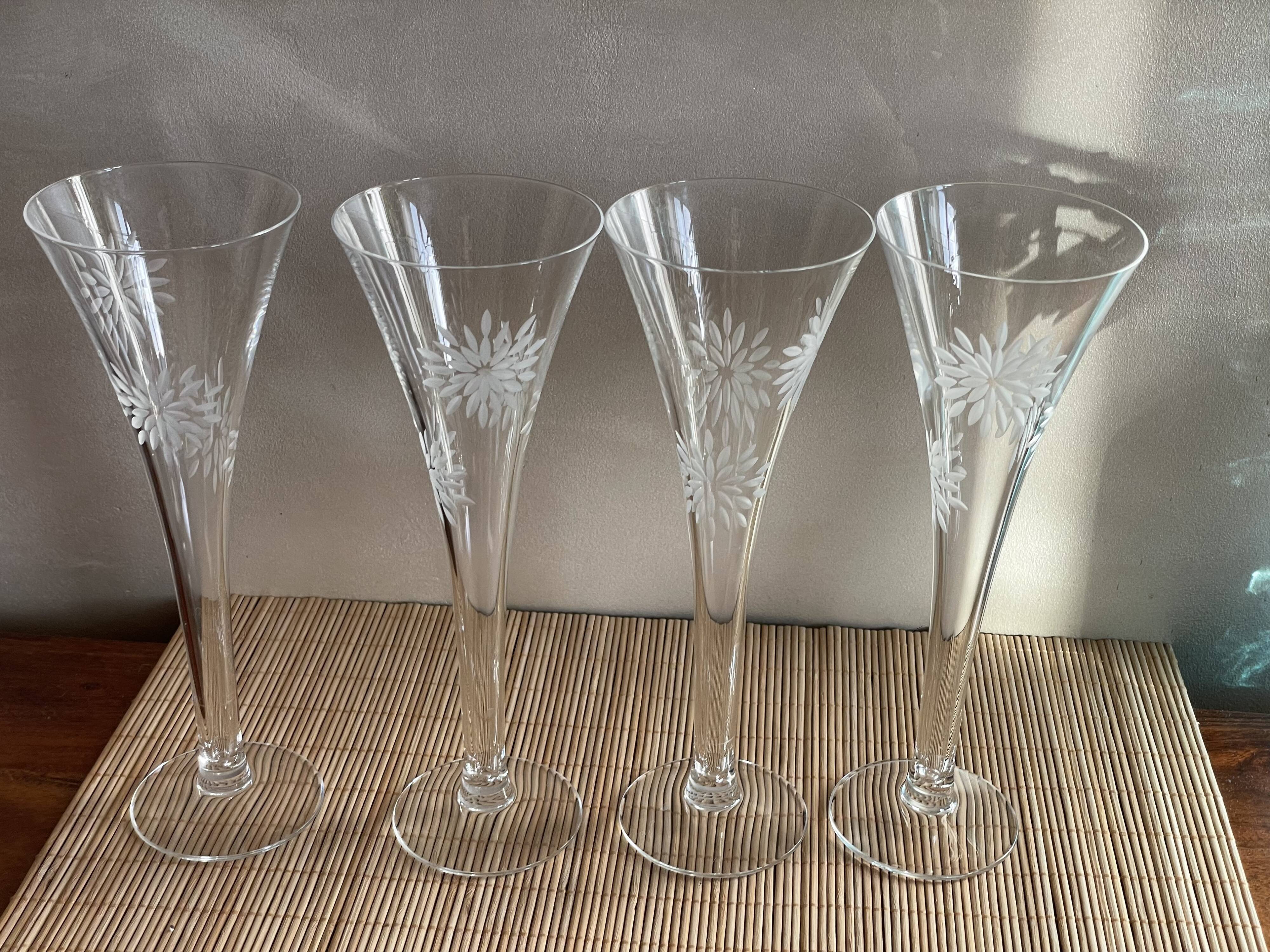 4 champagne flutes in crystal engraved Marguerite
