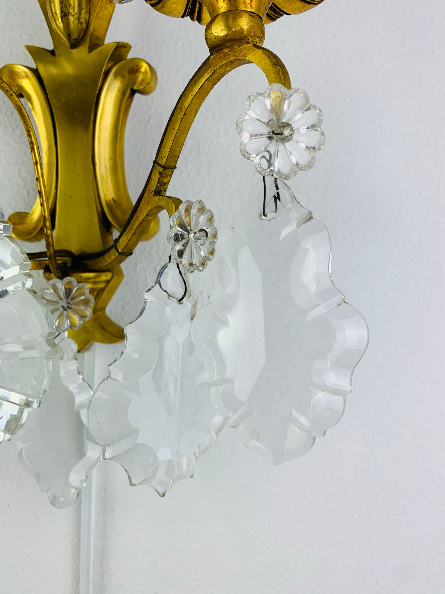 Bronze wall light with rococo style Louis XV pendants.