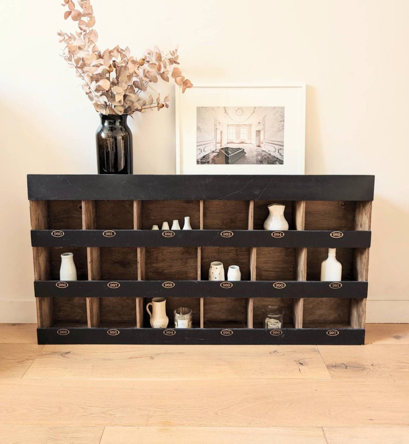 Hotel locker cabinet