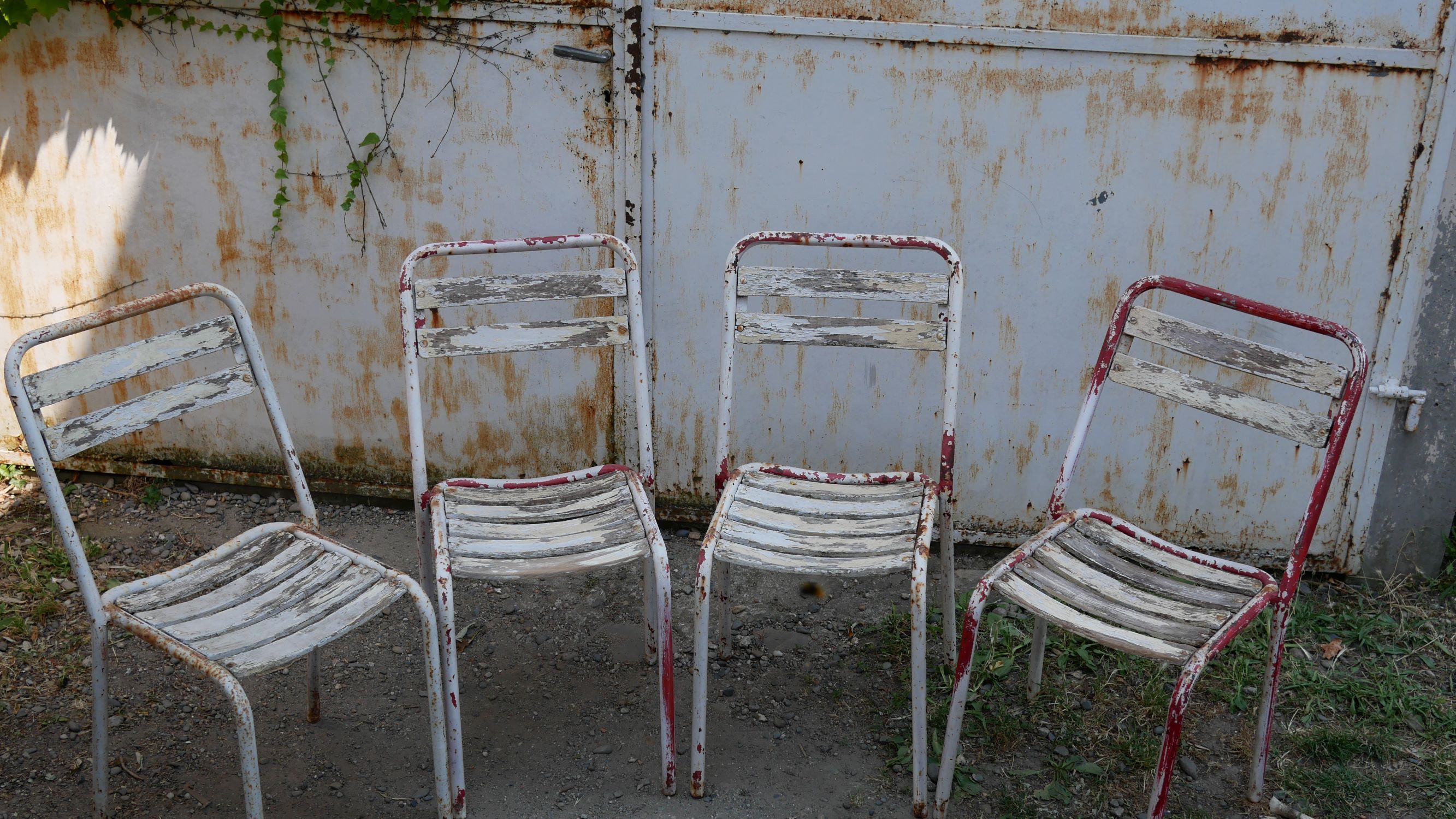 Chaises Tolix t2 par Xavier Pauchard