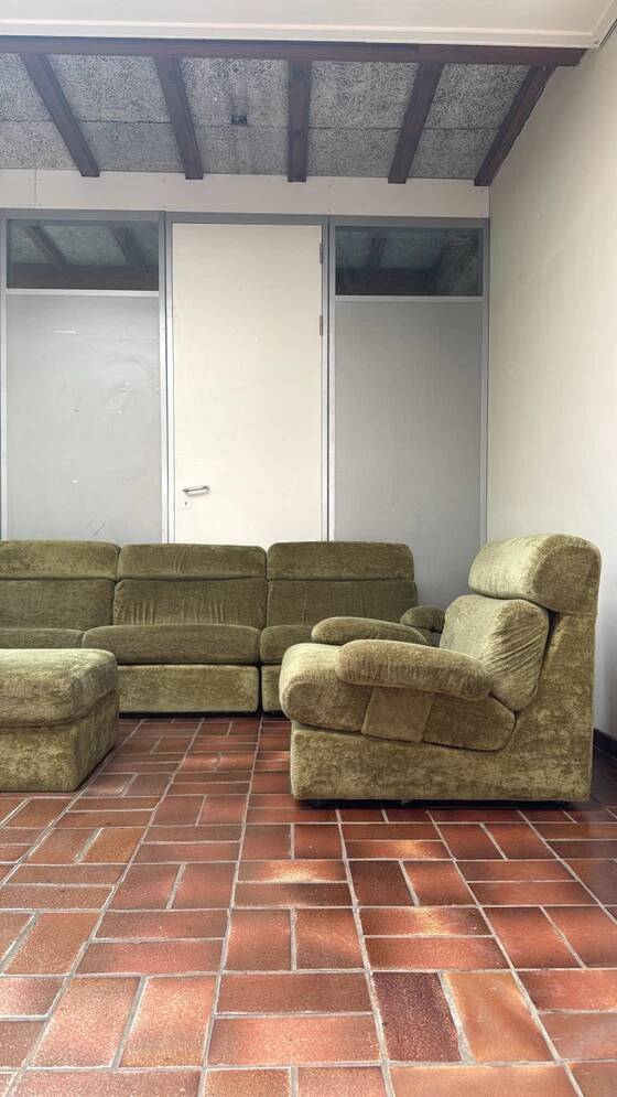 Canapé modulable vintage en velours vert avec fauteuil assorti et pouf