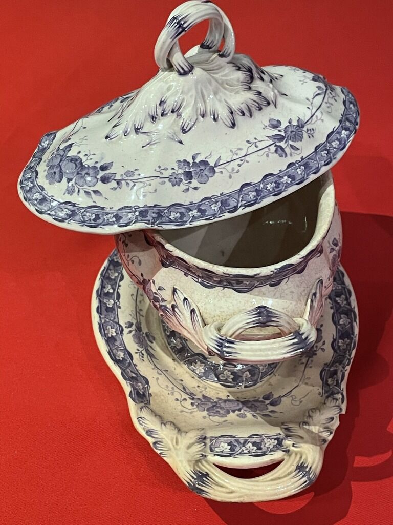 Large porcelain sauciere with blue and white decoration of the 19th century