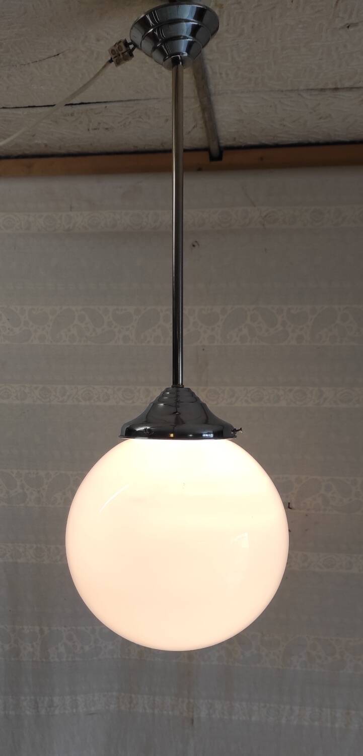 Suspension Bauhaus globe opaline et métal chromé - années 50/60