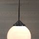 Suspension Bauhaus globe opaline et métal chromé - années 50/60