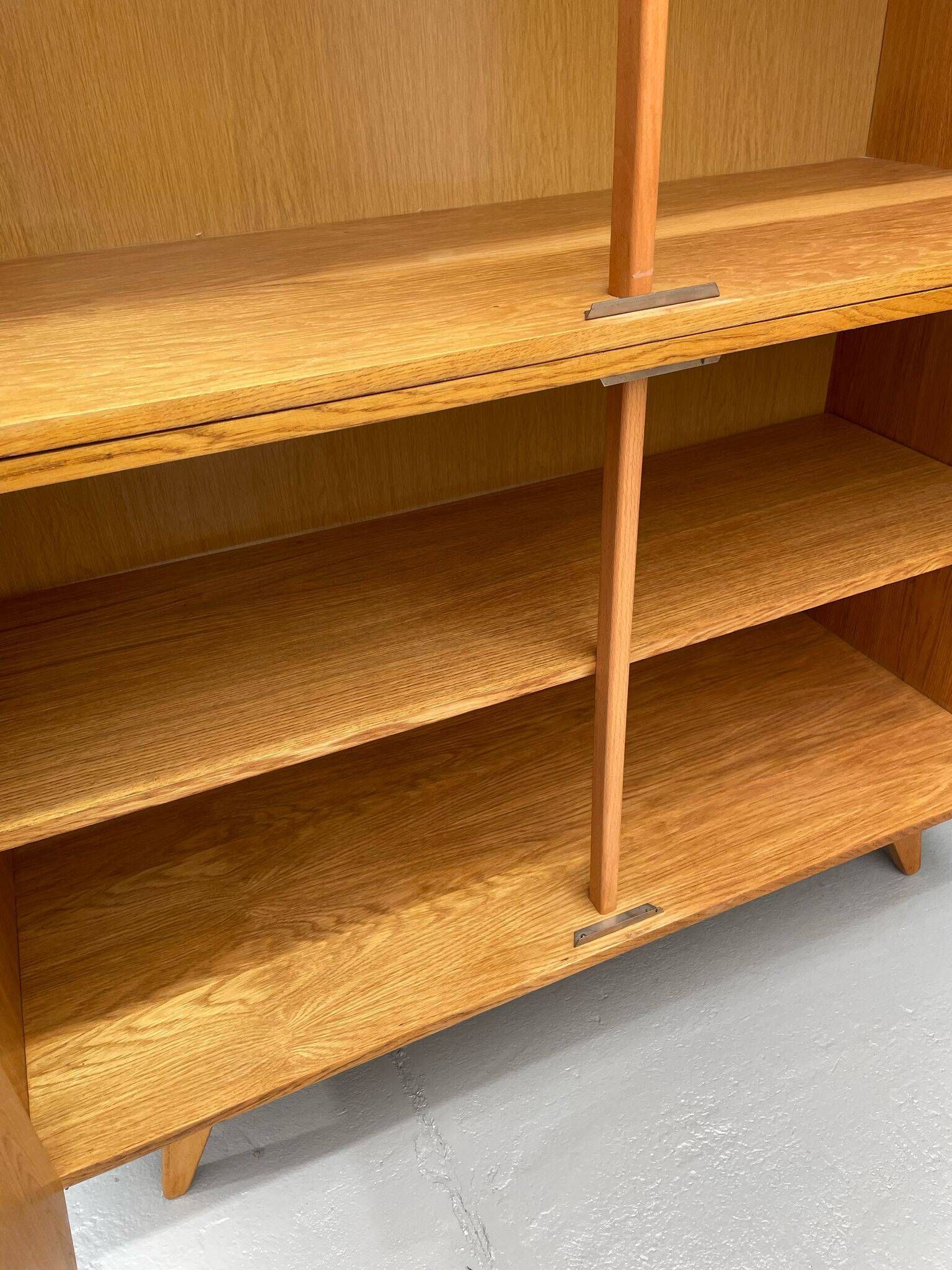 Armoire U-450 en placage de chêne, variante jaune et blanc, Jiří Jiroutek pour Inte