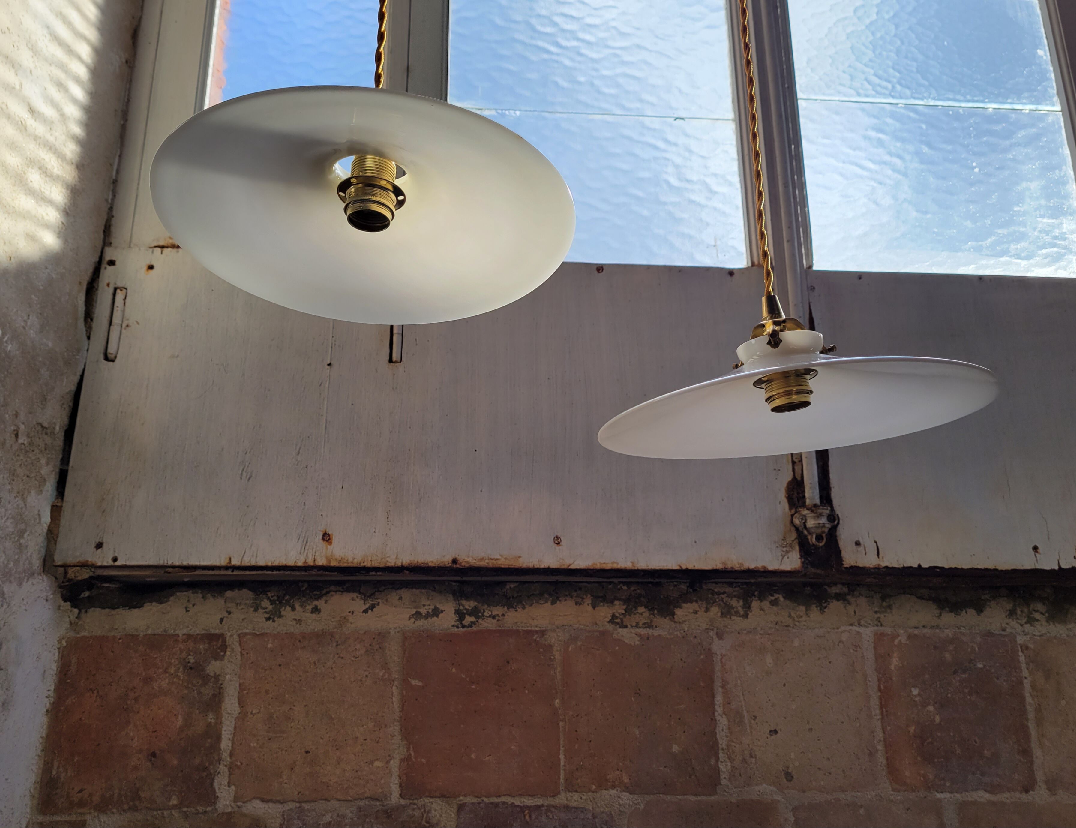 Duo of suspensions in white opaline