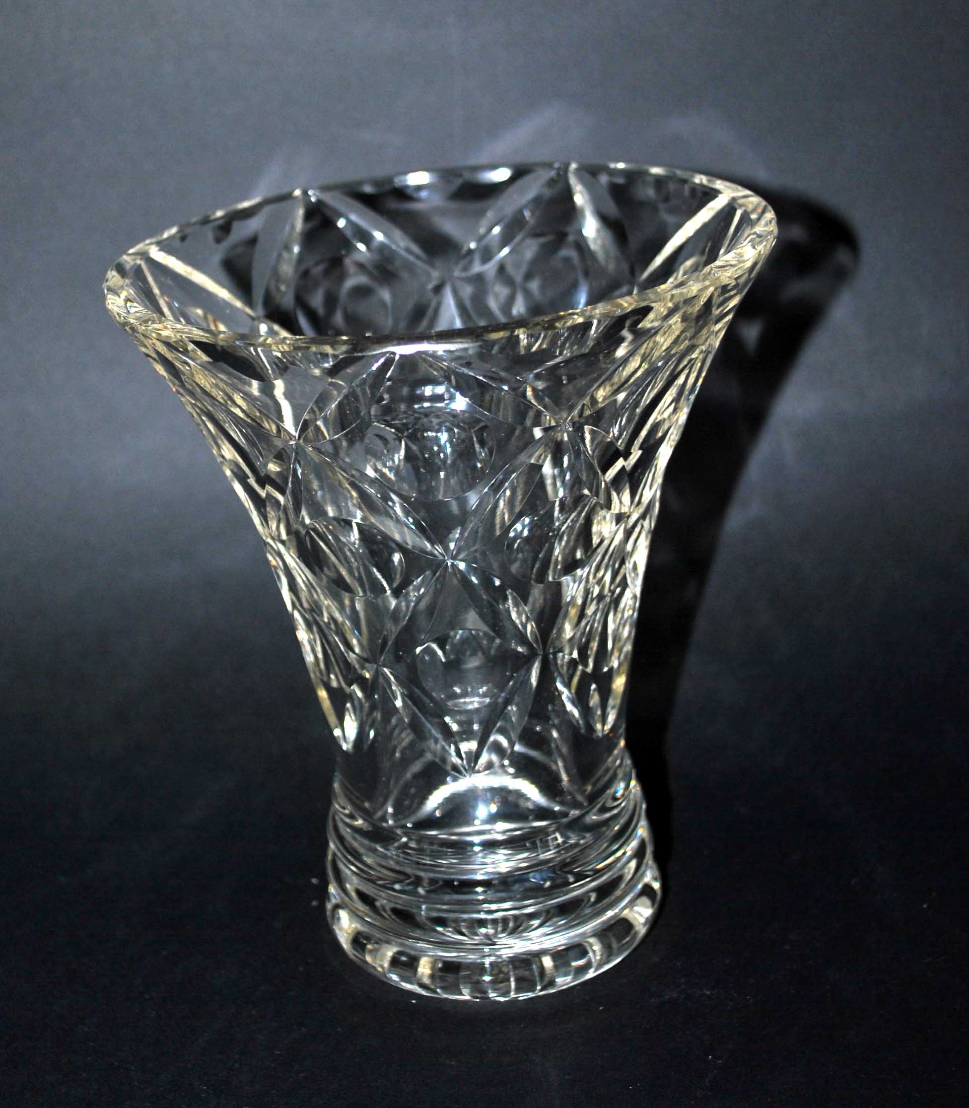 Vintage carved glass vase - Flared cornet shape - 15.5 cm