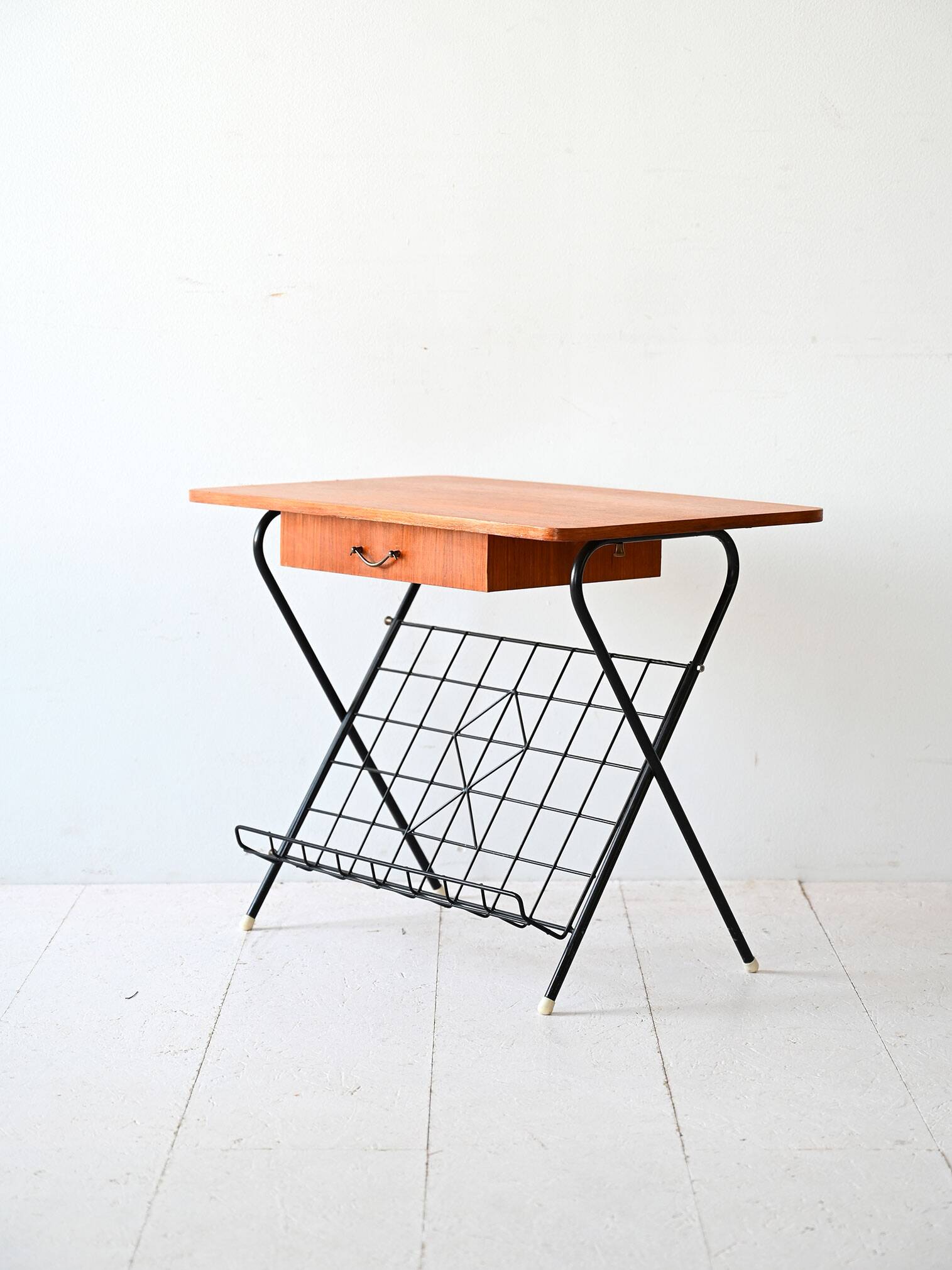 Table de chevet des années 60 avec pieds en métal