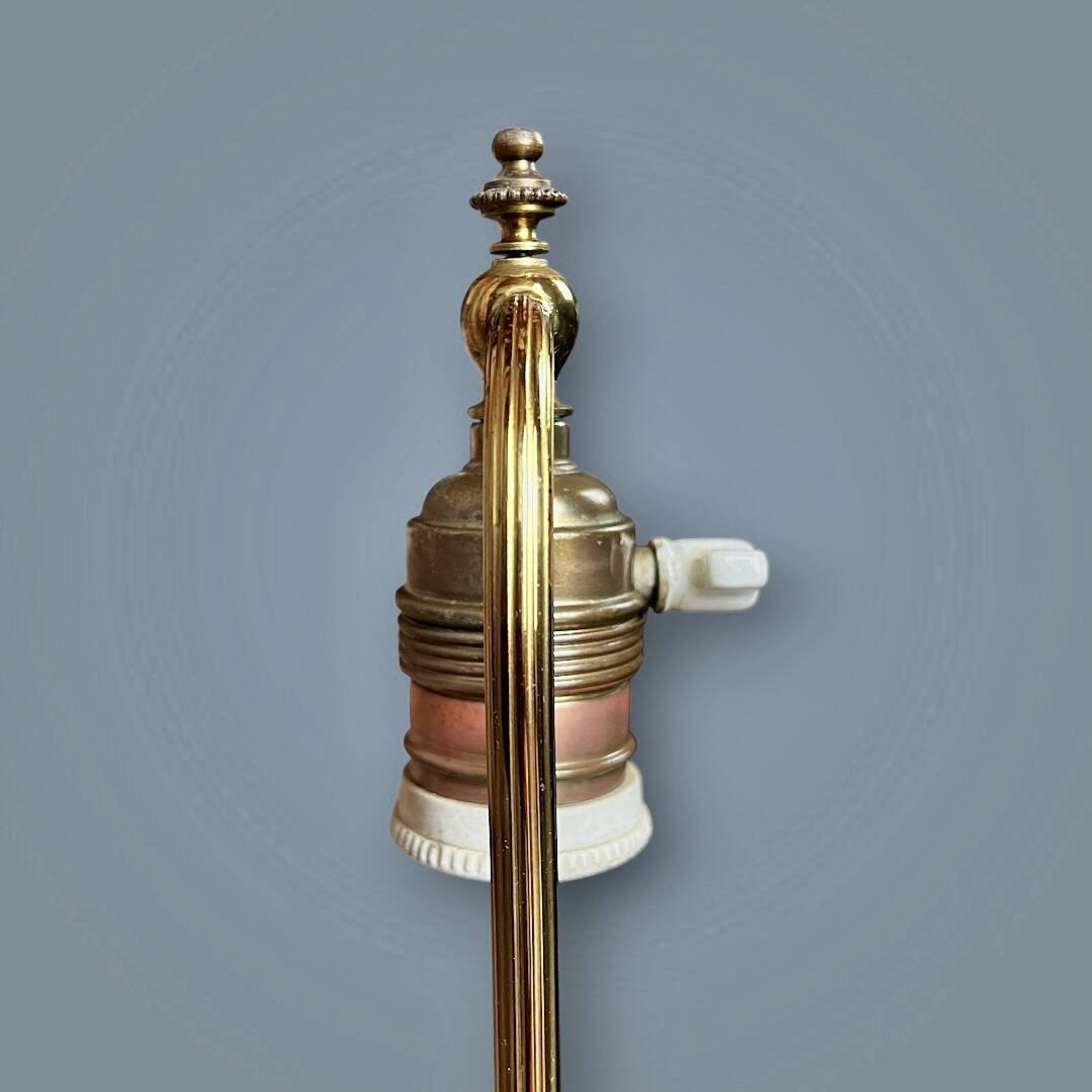 Antique lamp base in patinated brass – fluted column – H 60 cm