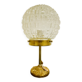 Table lamp in gold-plated brass and textured round globe