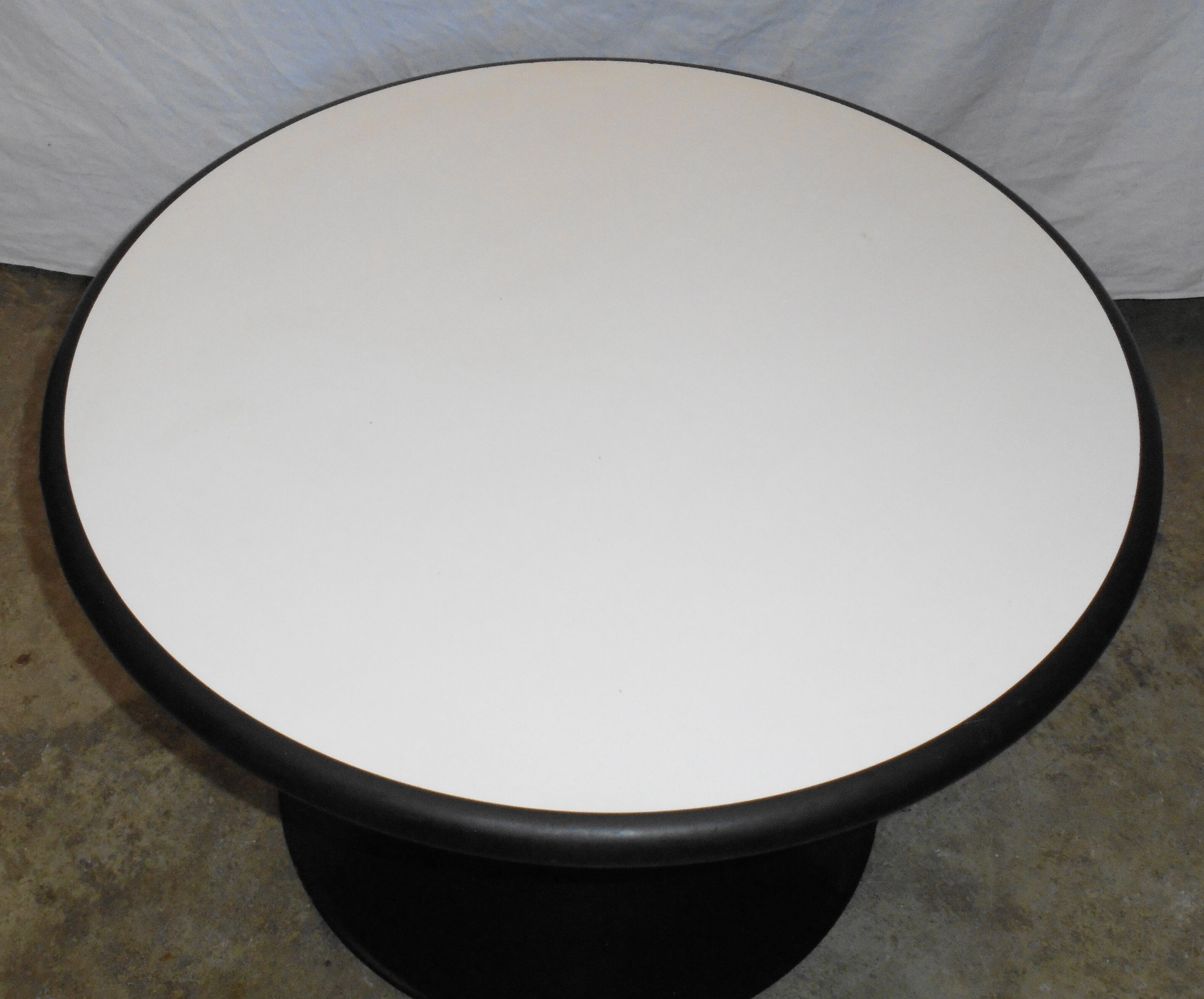 Coffee table round double-sided tray and tulip foot 70s