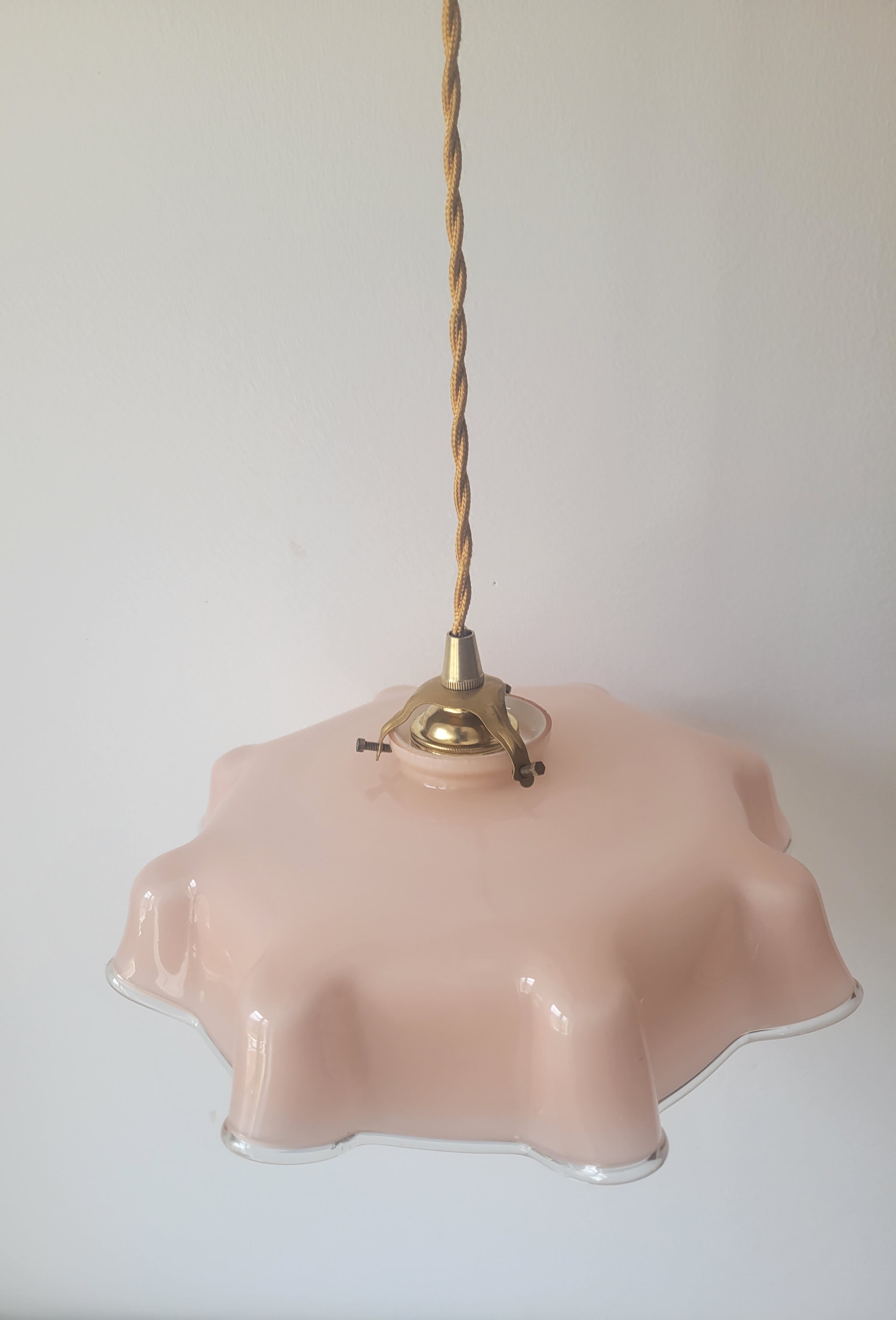 Pink opaline suspension