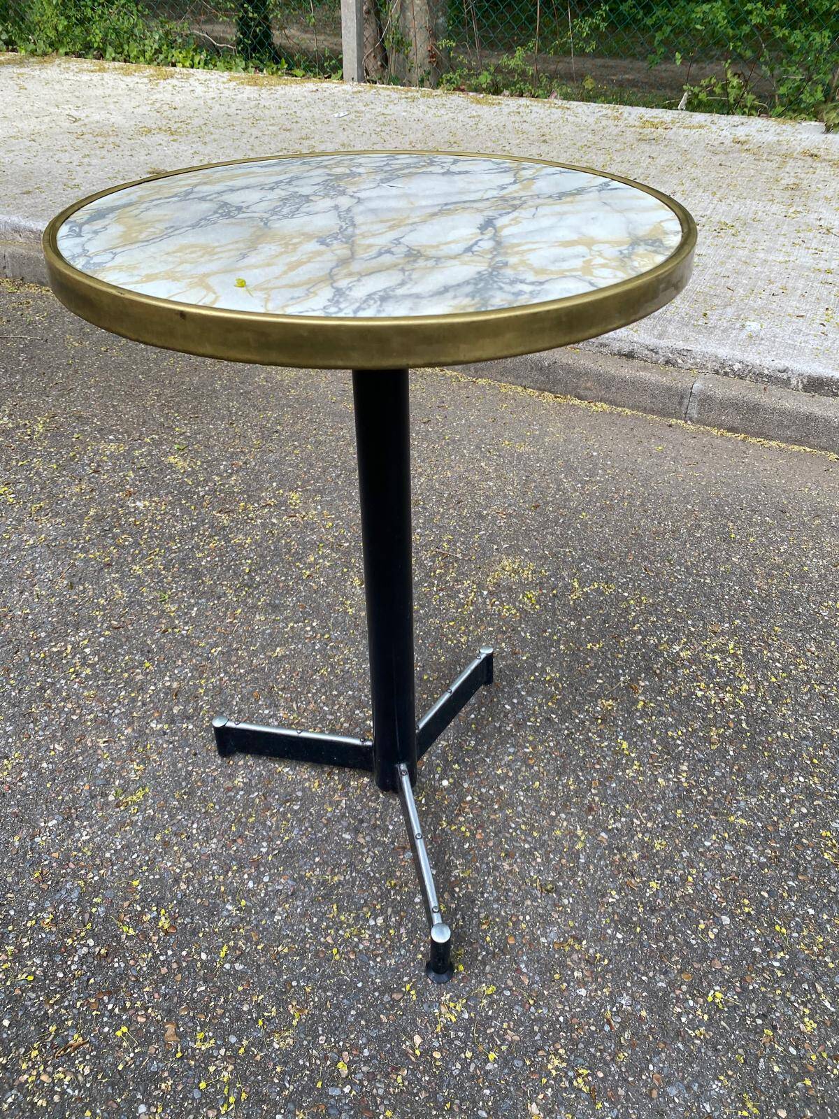 Round bistro table with a central pedestal, gold marble effect and black steel, 60cm.