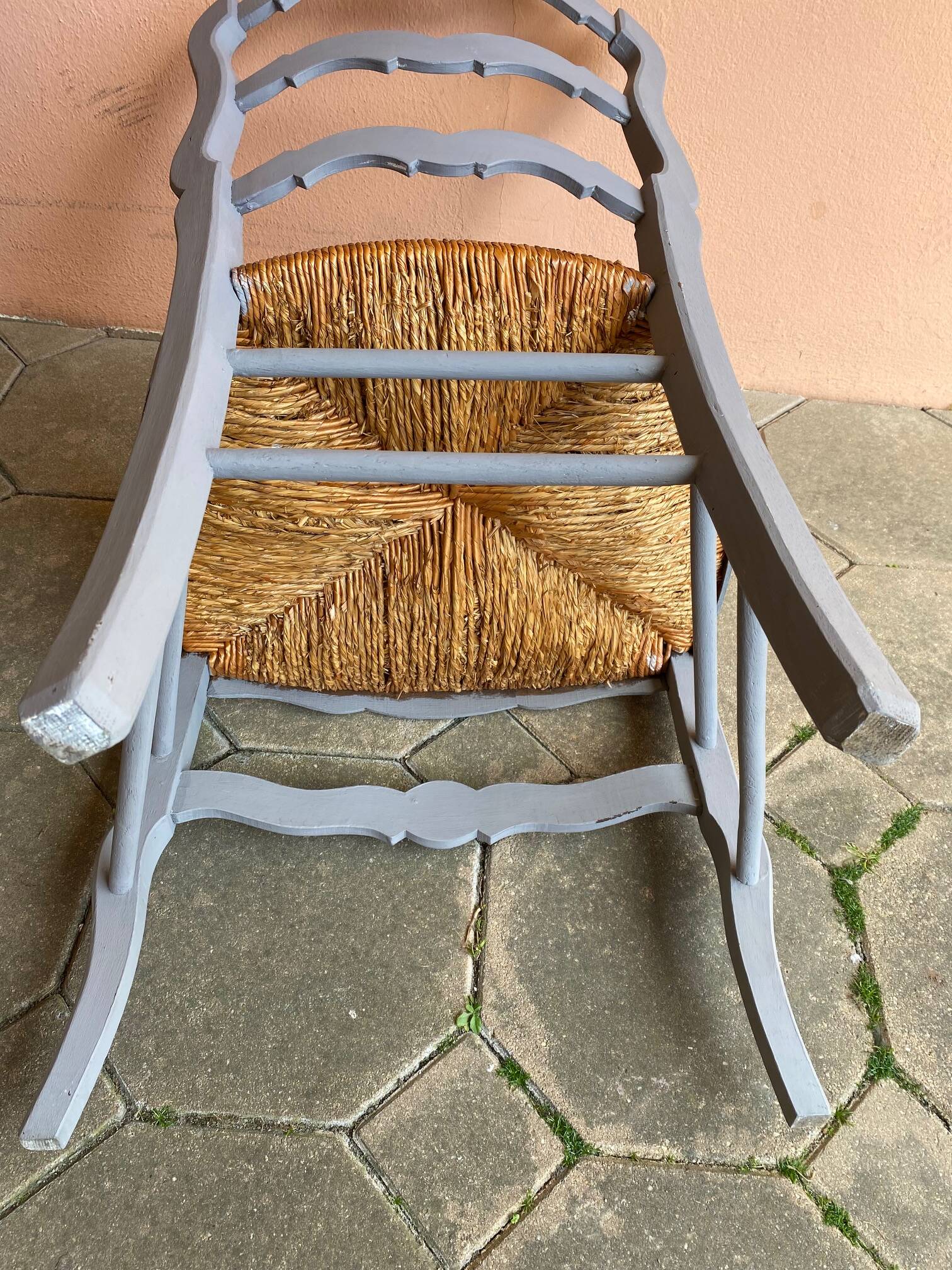 Provencal style straw armchair with gray blue patina armrests