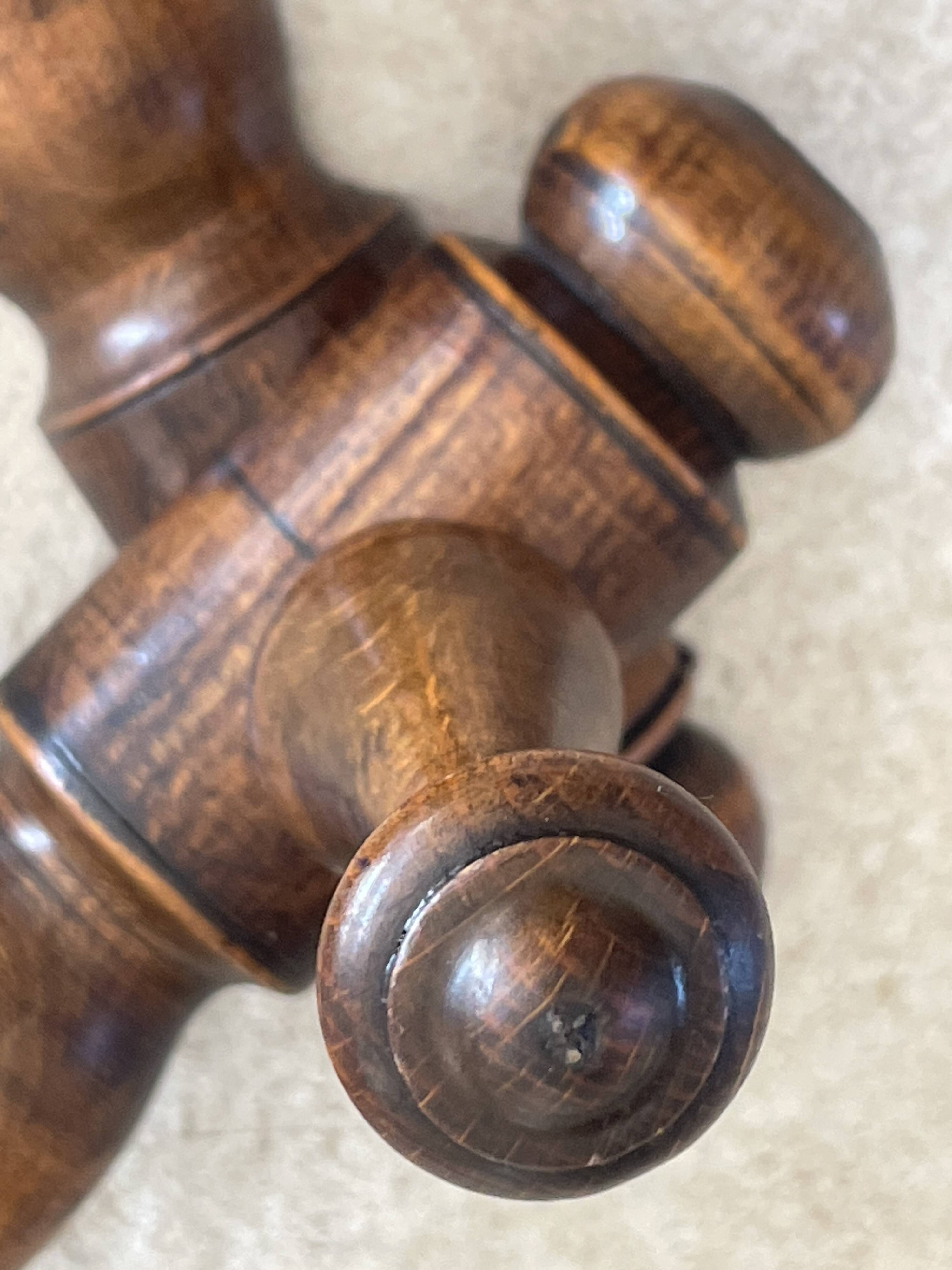 Wall-mounted accordion coat rack made of turned wood